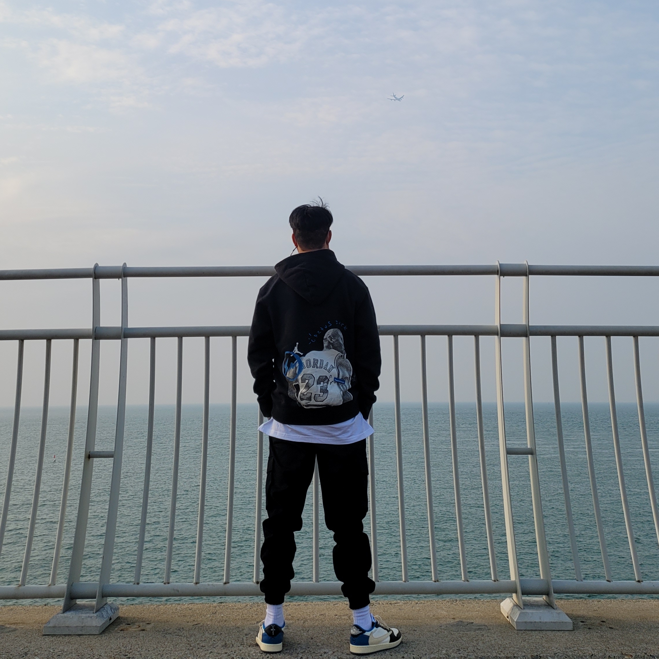 Jordan 1 x Travis Scott x Fragment Retro Low OG SP Military Blue, Jordan x Travis Scott x Fragment Hoodie Black (DJ0615-010) 착용 스타일