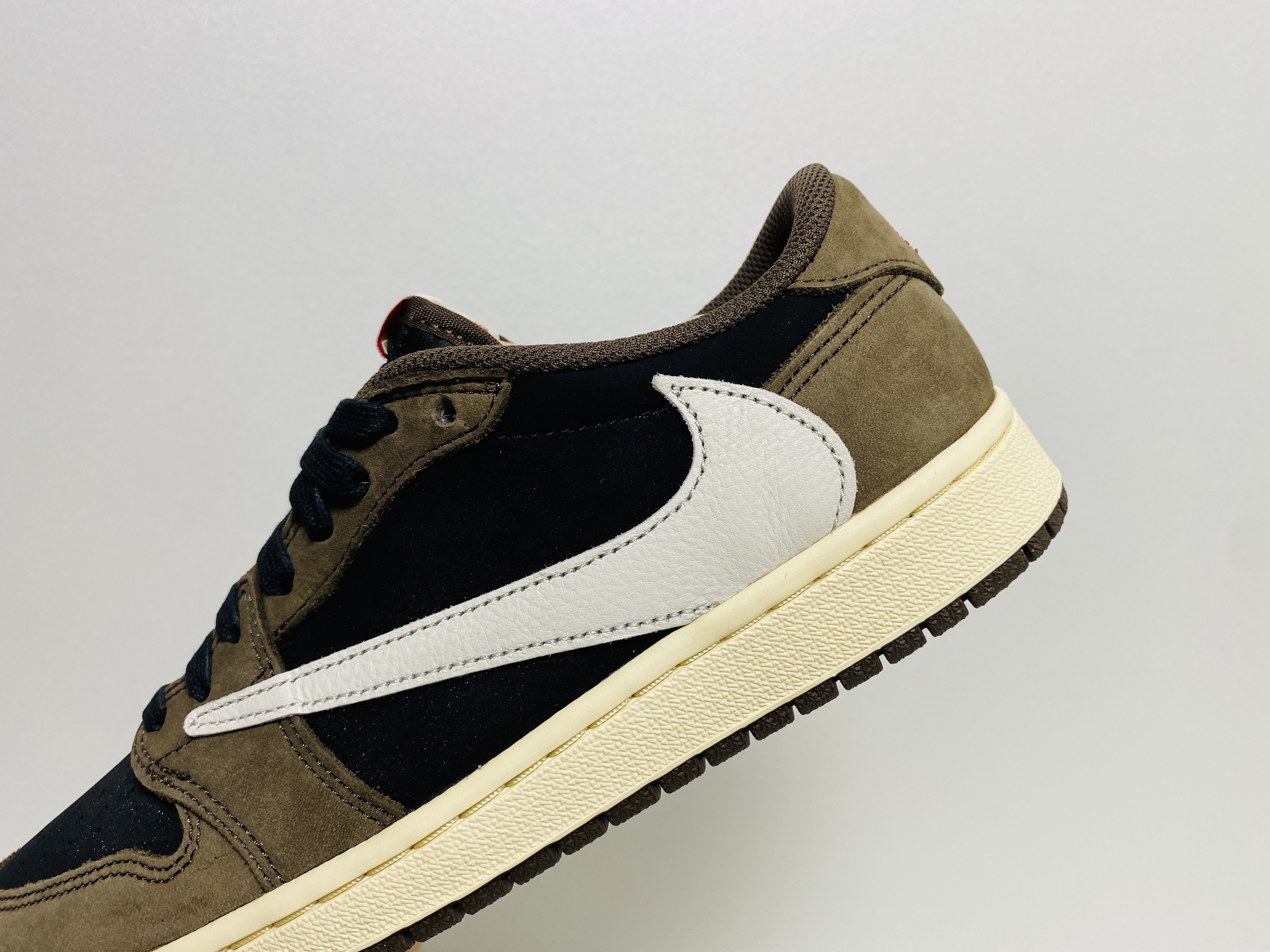 Jordan 1 x Travis Scott Retro Low OG SP Mocha 착용 스타일 - 3