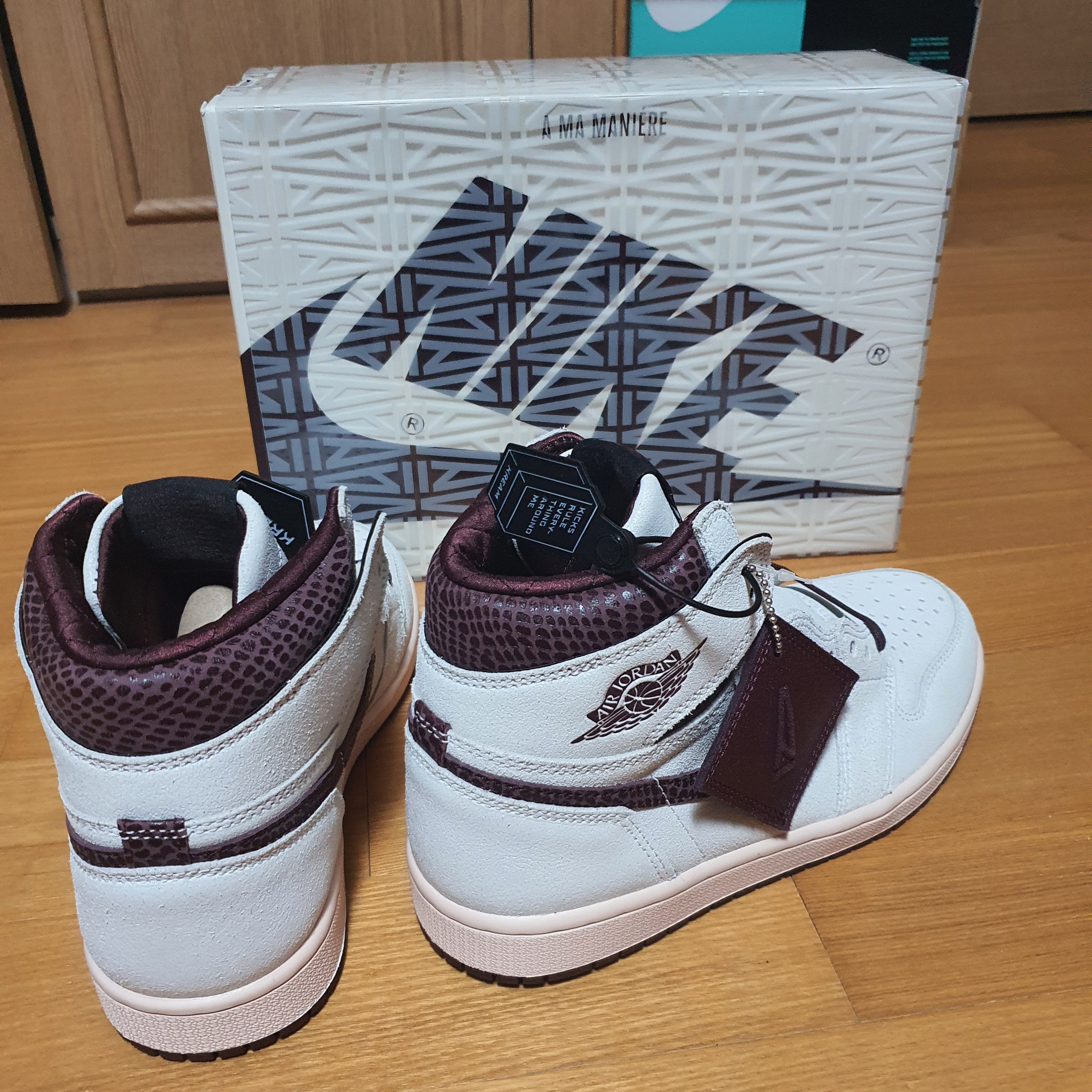 Jordan 1 x A Ma Maniere Retro High OG SP Sail and Burgundy 착용 스타일 - 5