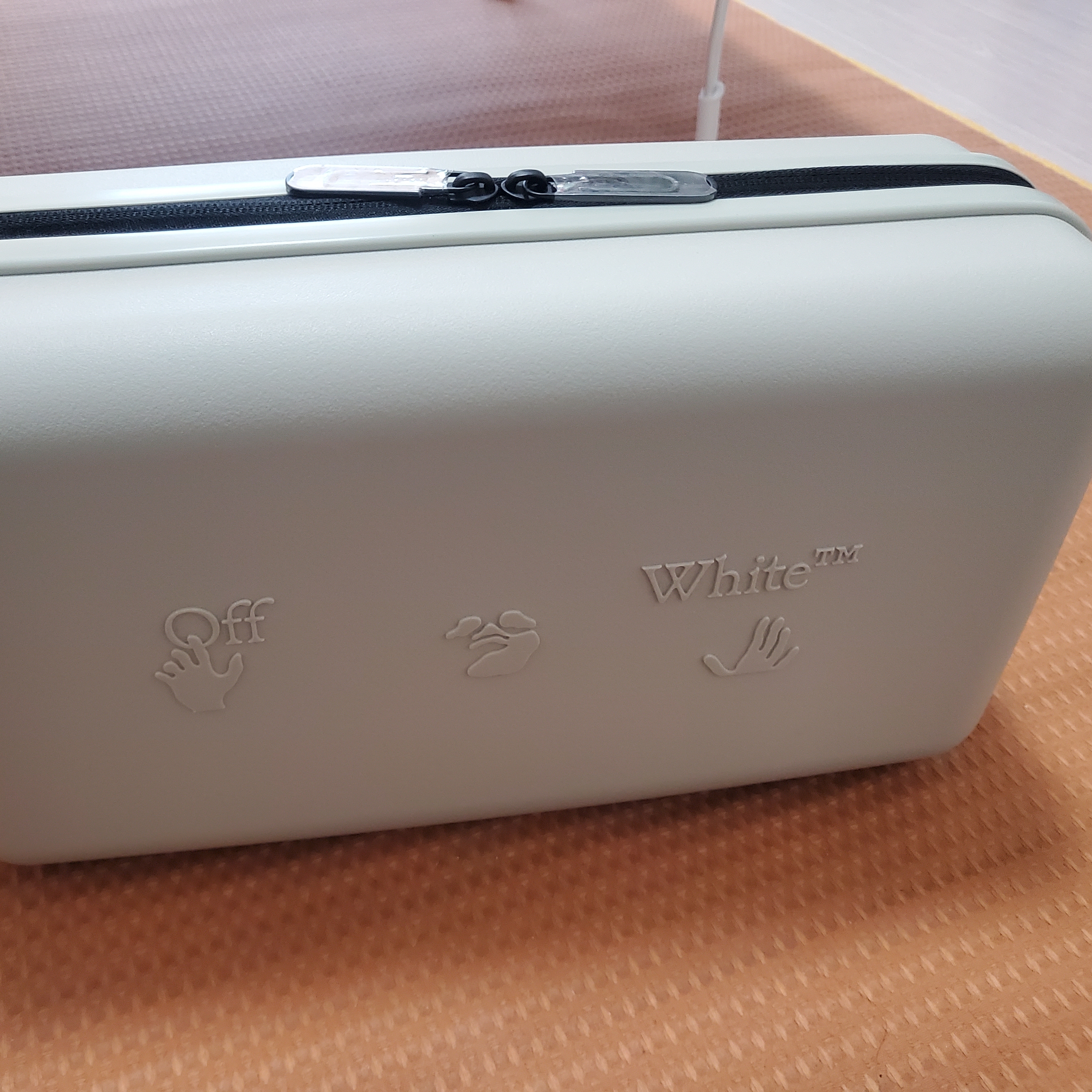 Off-White x Amore Pacific Protection Box (Without Cosmetics) 착용 스타일 - 4