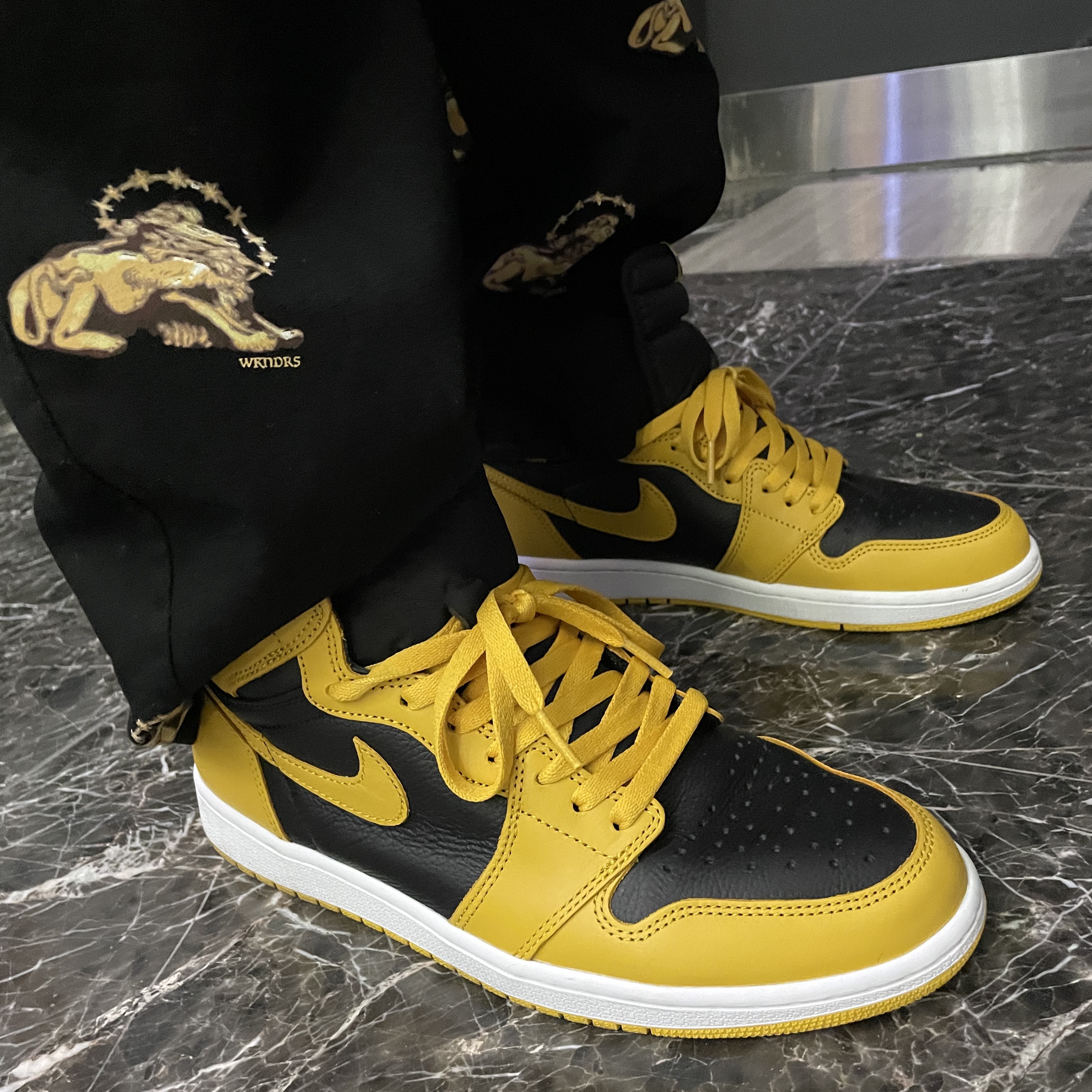 Jordan 1 Retro High OG Pollen, The North Face White Label Novelty Nuptse Down Jacket Beige 착용 스타일 - 3