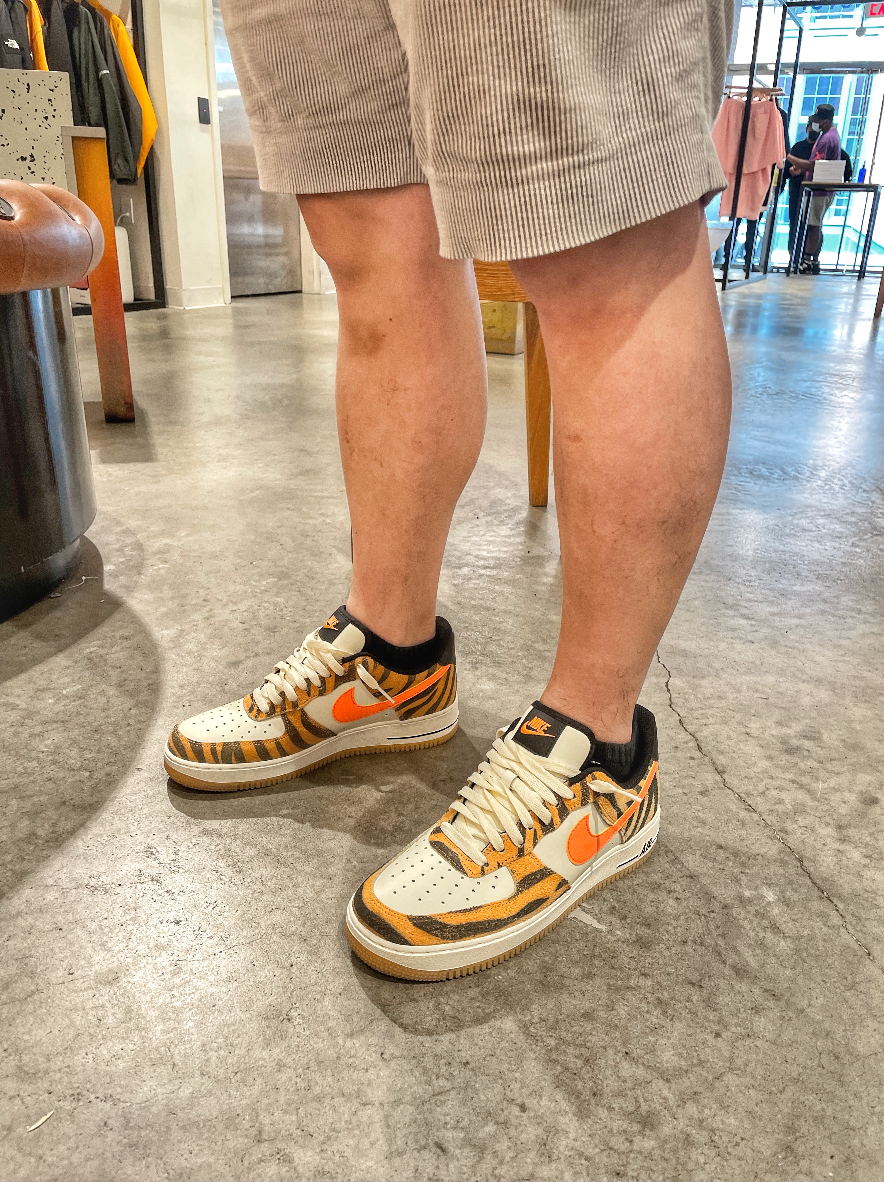 Nike Air Force 1 '07 PRM Orange Zebra 착용 스타일 - 4