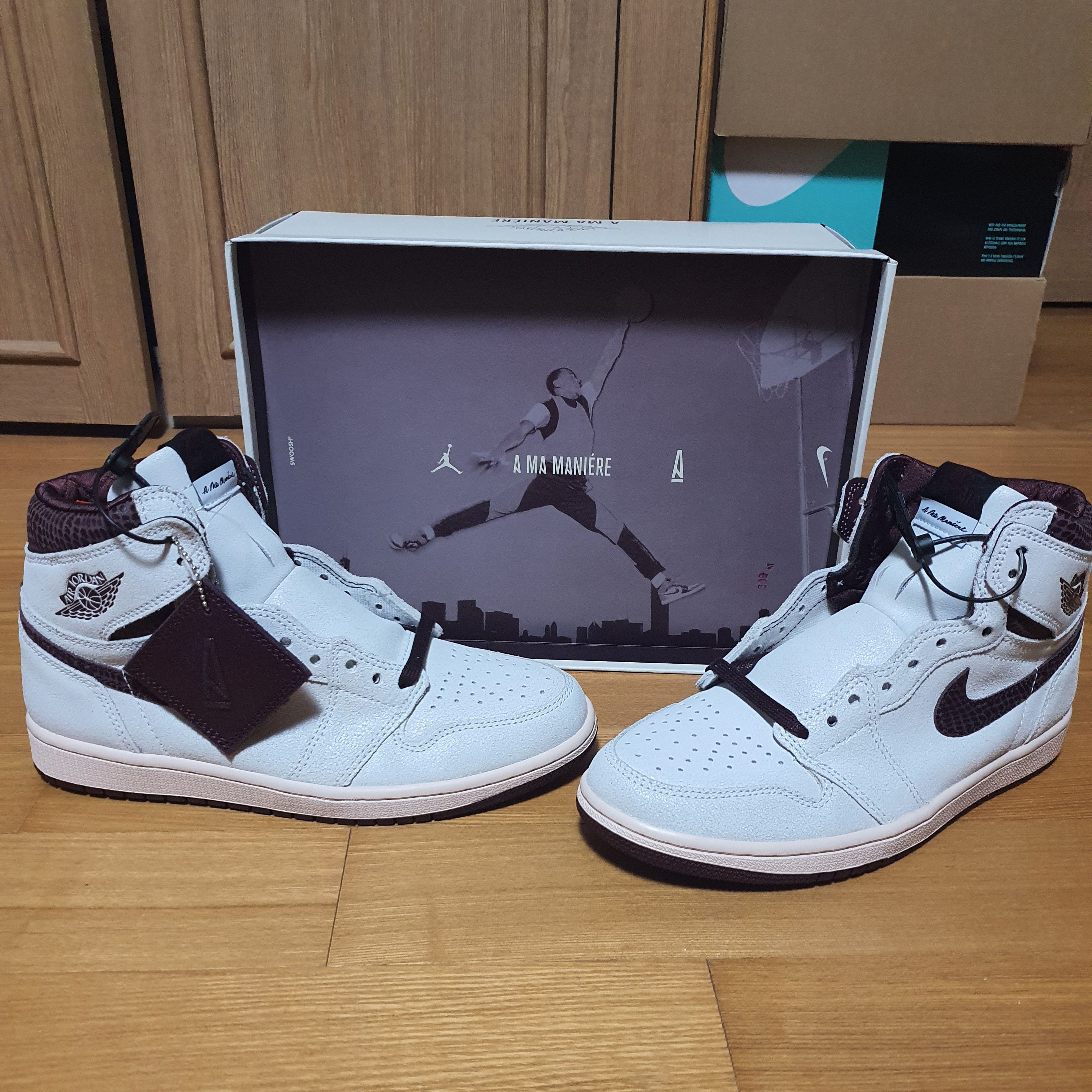 Jordan 1 x A Ma Maniere Retro High OG SP Sail and Burgundy 착용 스타일 - 3