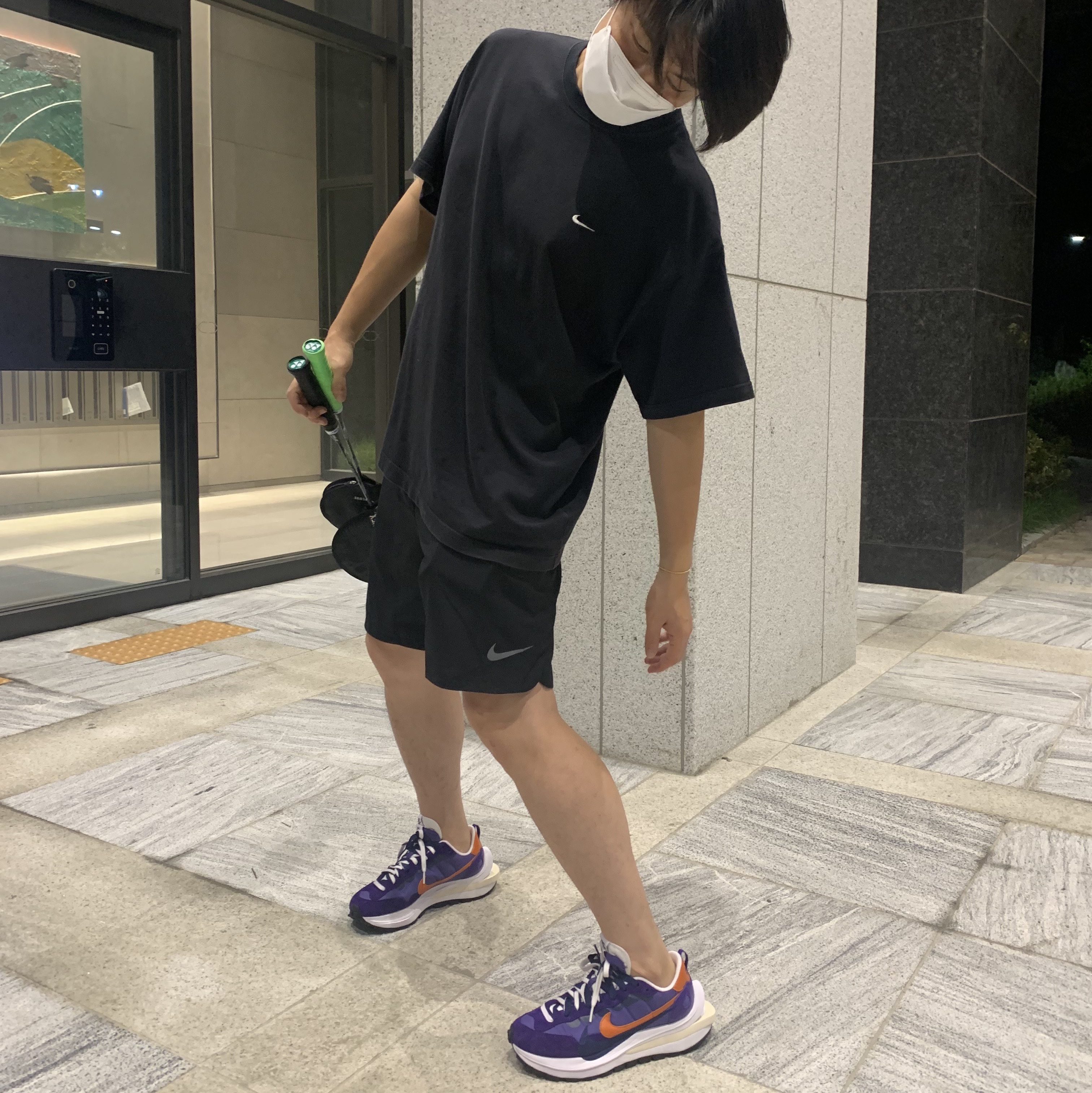 Nike x Sacai VaporWaffle Dark Iris, Nike NRG Solo Swoosh T-Shirt Black - US/EU 착용 스타일