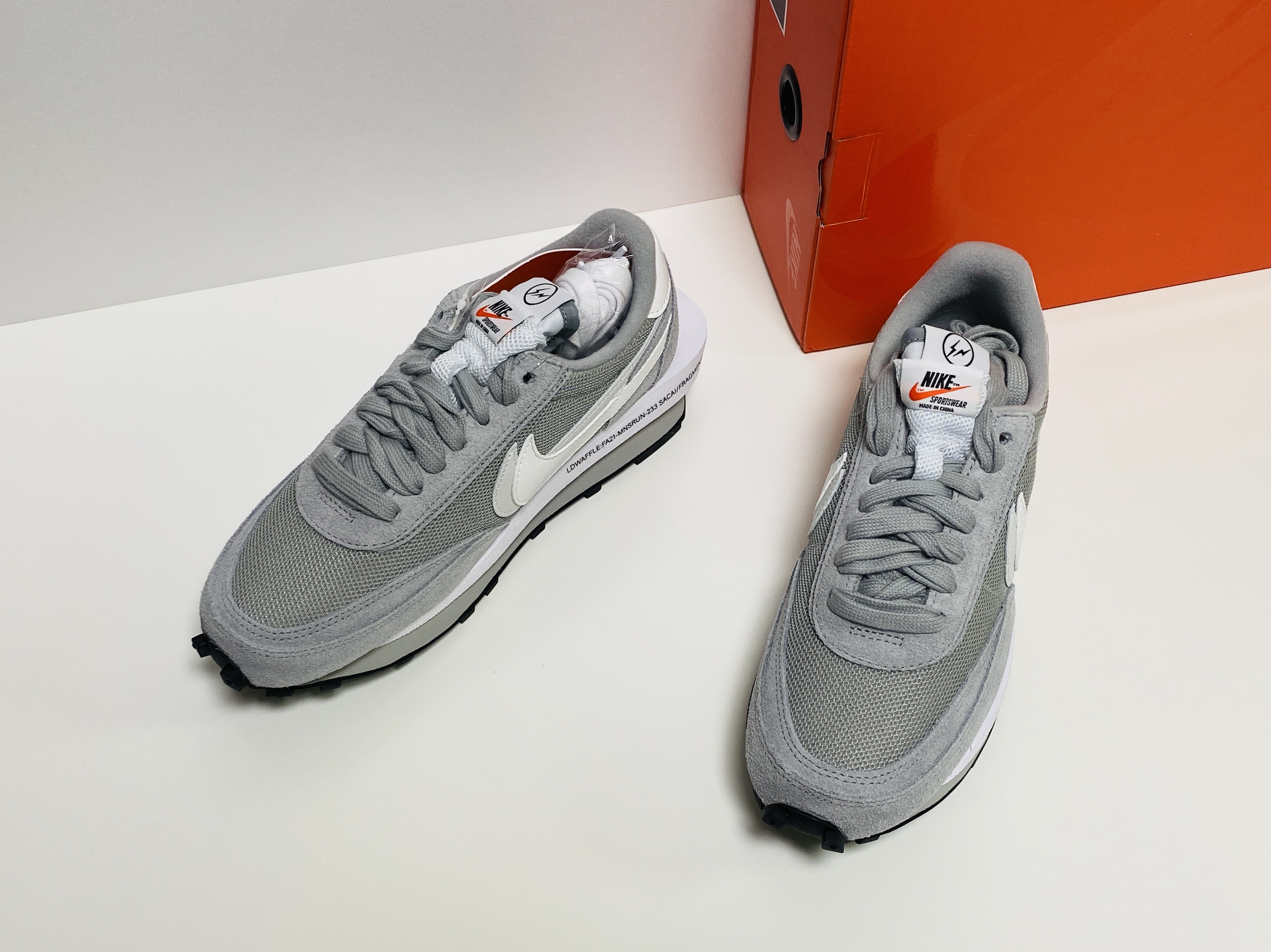 Nike x Sacai x Fragment LDWaffle Light Smoke Grey 착용 스타일 - 2