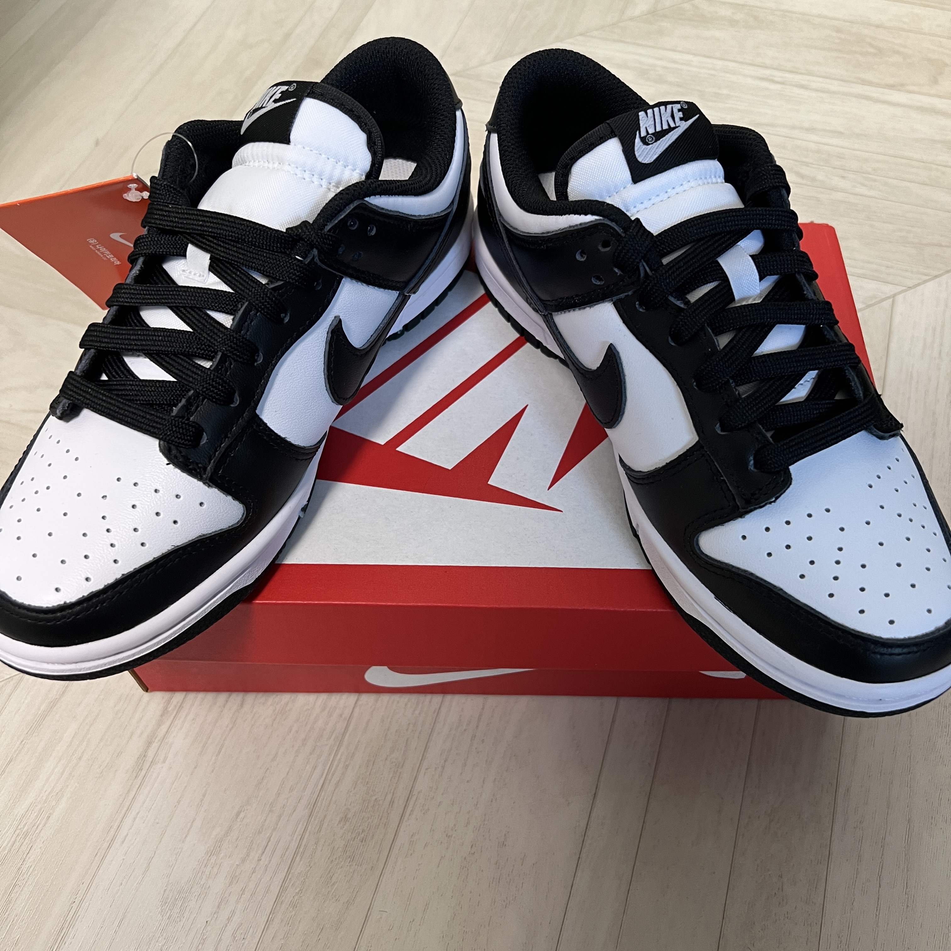 (W) Nike Dunk Low Black 착용 스타일 - 1