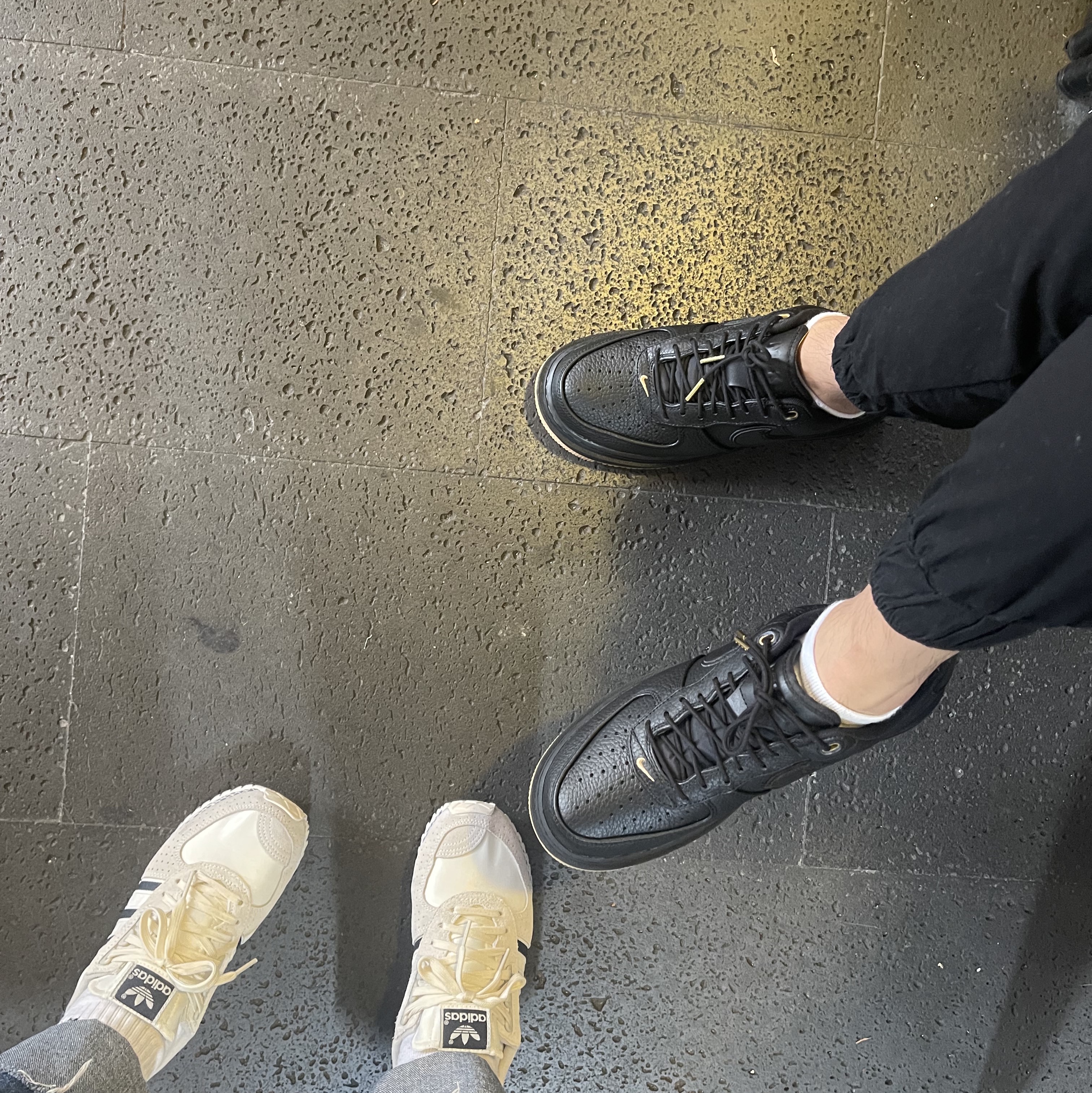 Nike Air Force 1 Luxe Black 착용 스타일 - 2