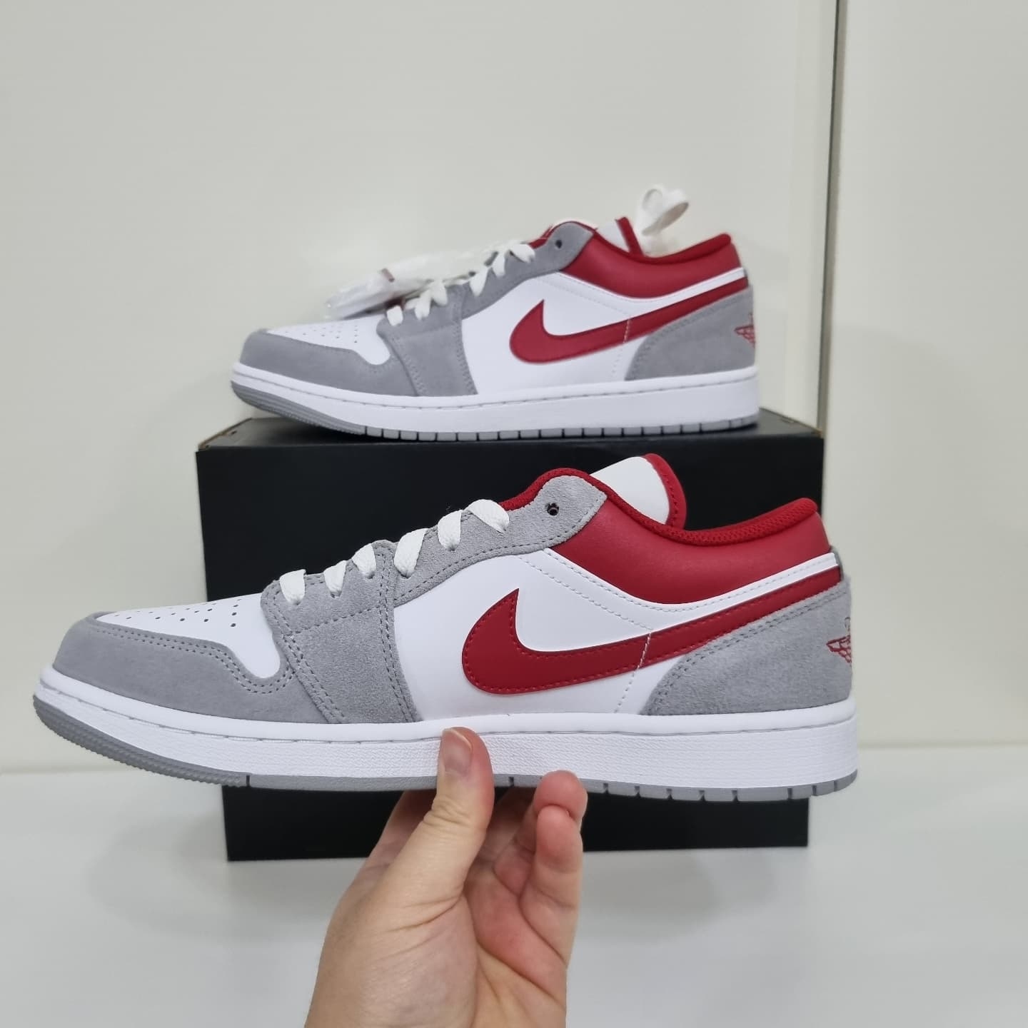 Jordan 1 Low SE Light Smoke Grey Gym Red 착용 스타일 - 1