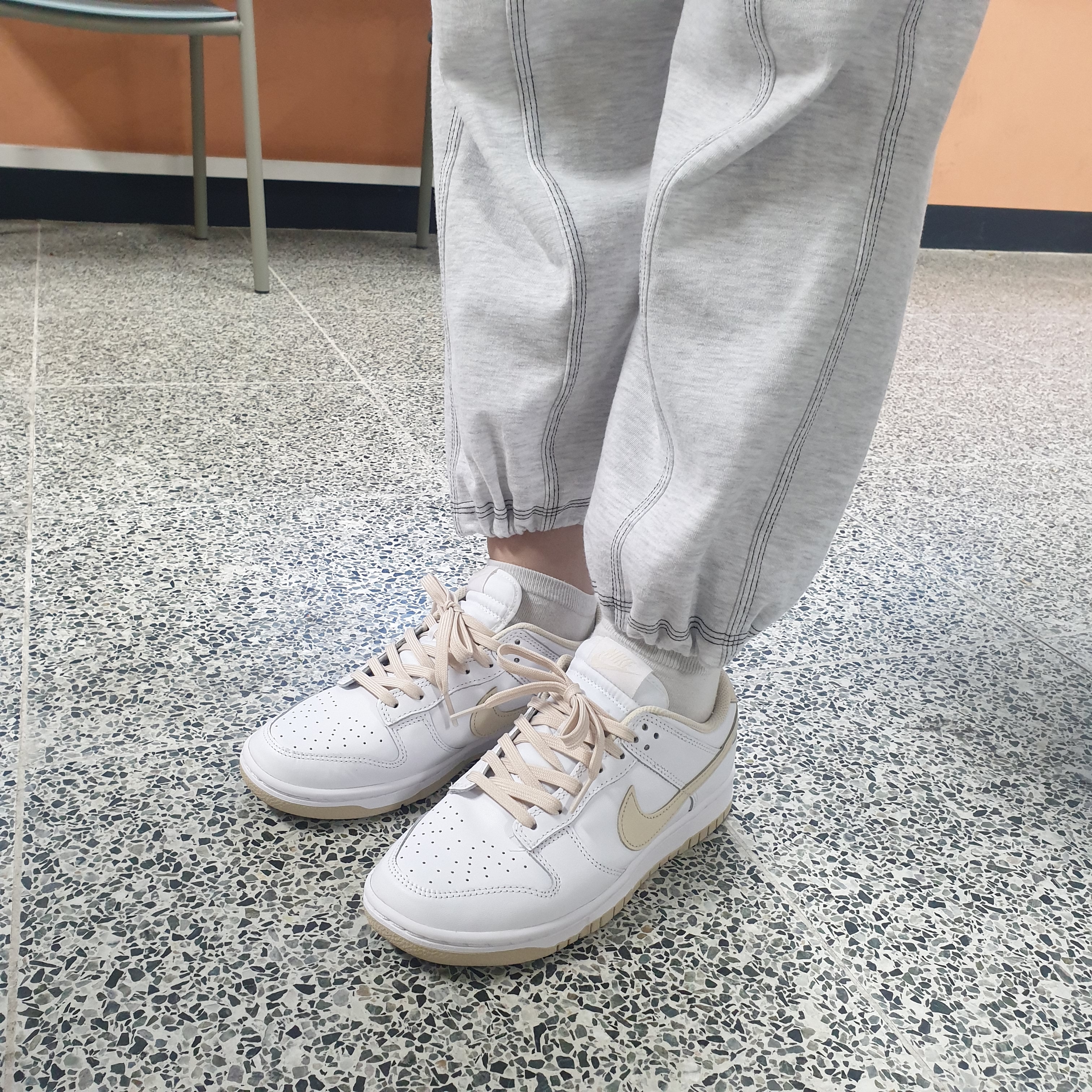 (W) Nike Dunk Low Pearl White 착용 스타일 - 1