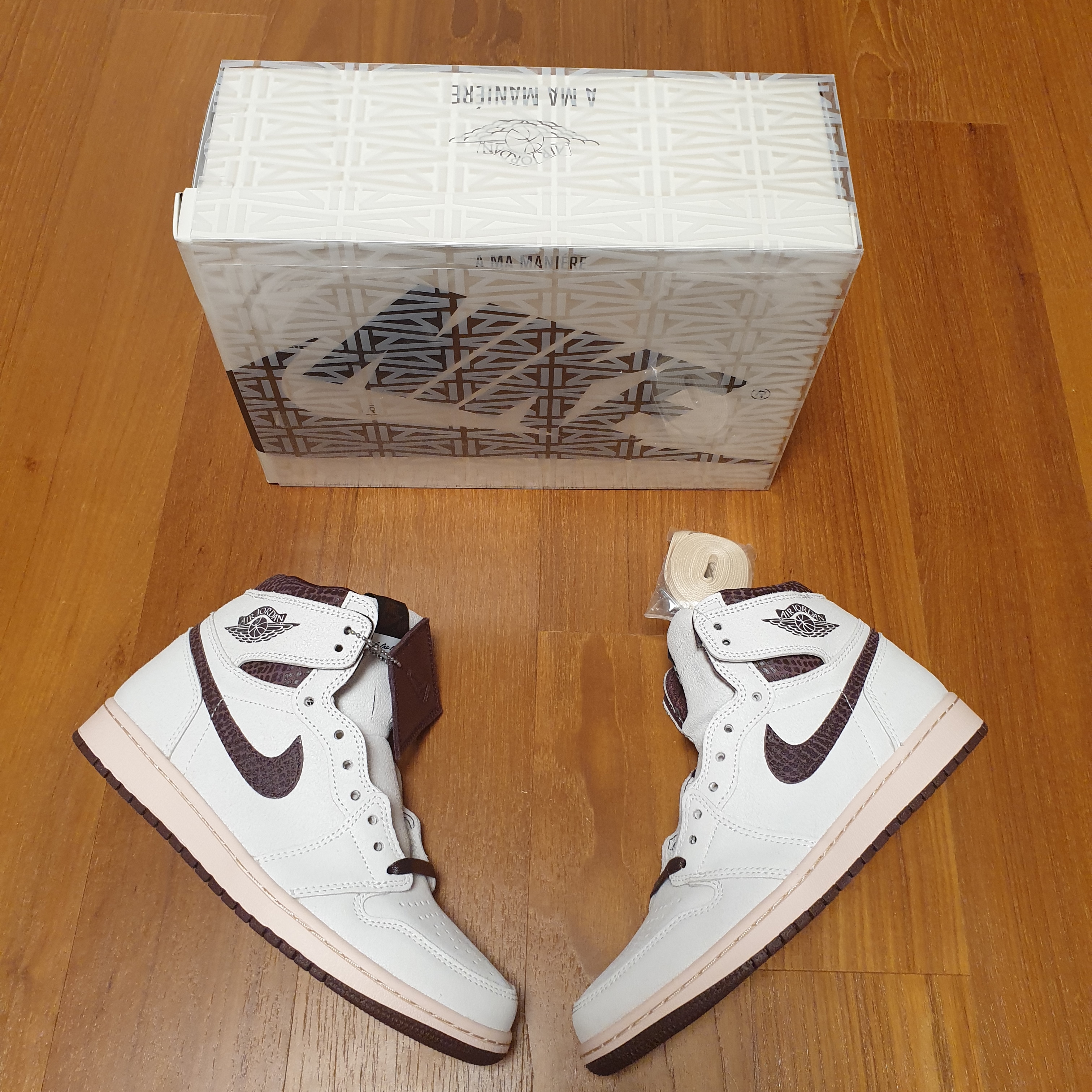 Jordan 1 x A Ma Maniere Retro High OG SP Sail and Burgundy 착용 스타일 - 3