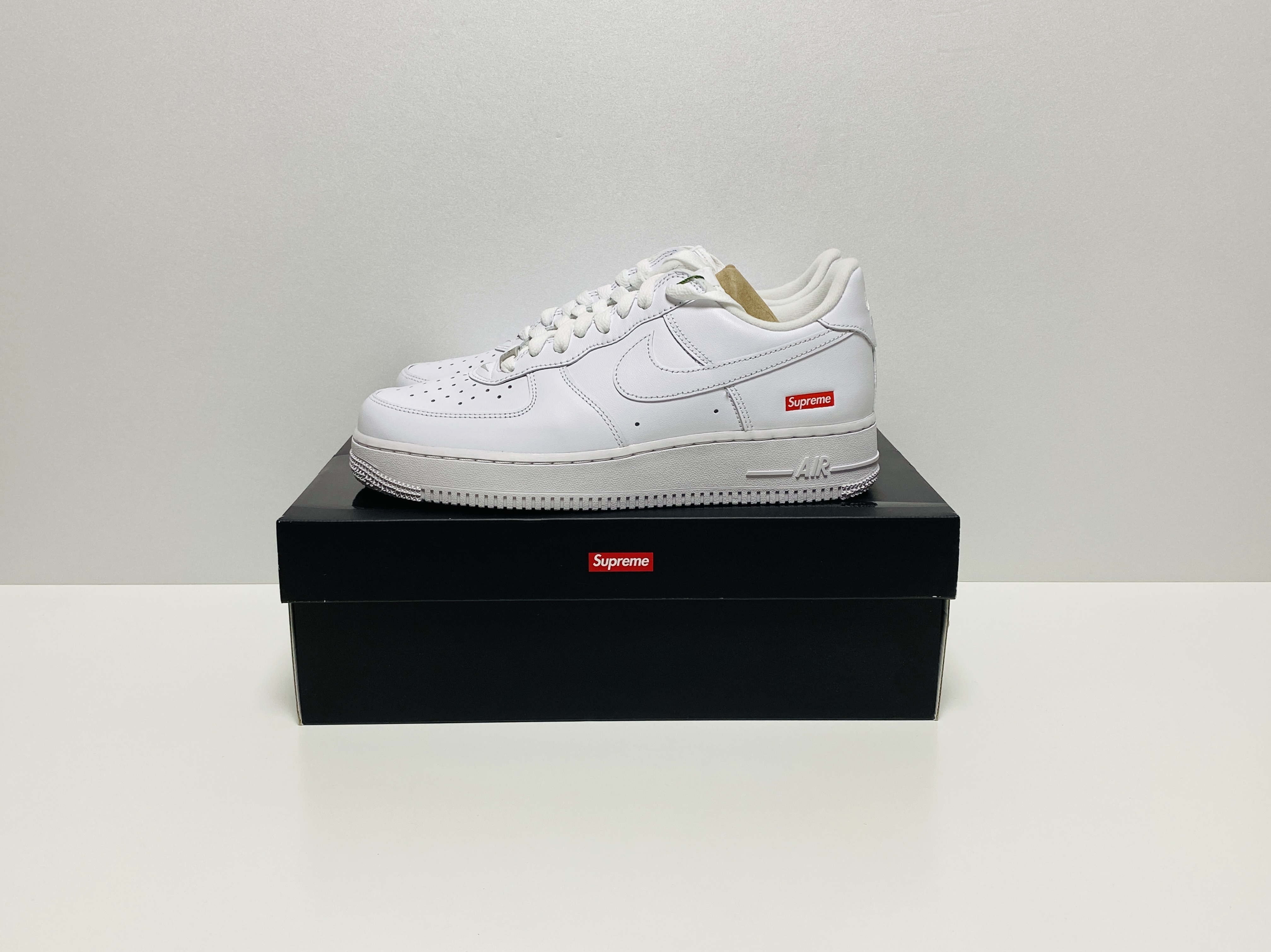 Nike x Supreme Air Force 1 Low White 착용 스타일 - 1