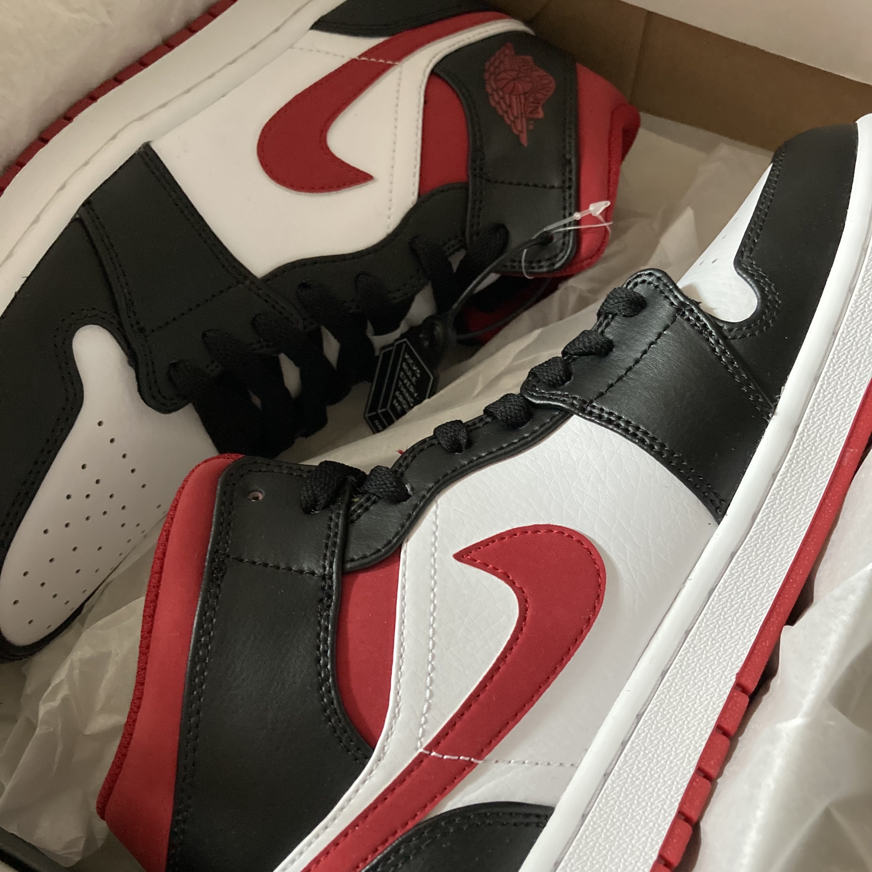 Jordan 1 Mid Gym Red Black White 착용 스타일