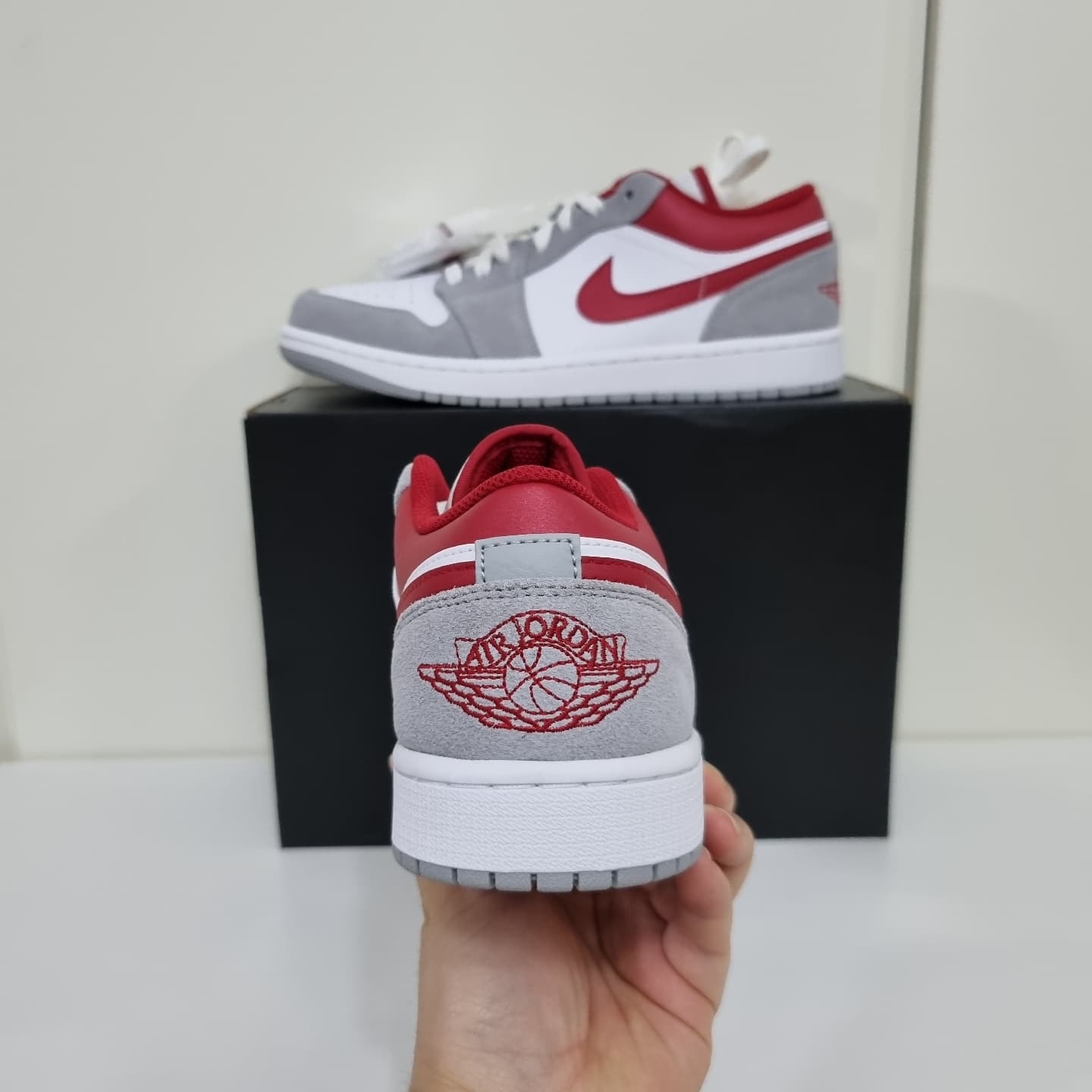 Jordan 1 Low SE Light Smoke Grey Gym Red 착용 스타일 - 4