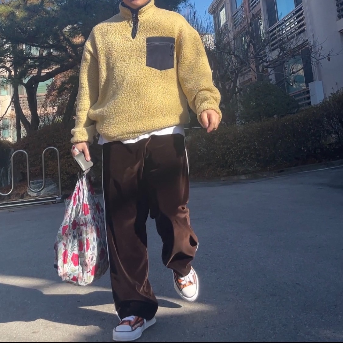 Maison Mihara Yasuhiro Baker OG Sole Bandana Low-top Sneakers Orange 착용 스타일