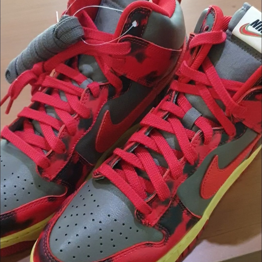 Nike Dunk High 1985 SP Red Acid Wash 착용 스타일 - 1