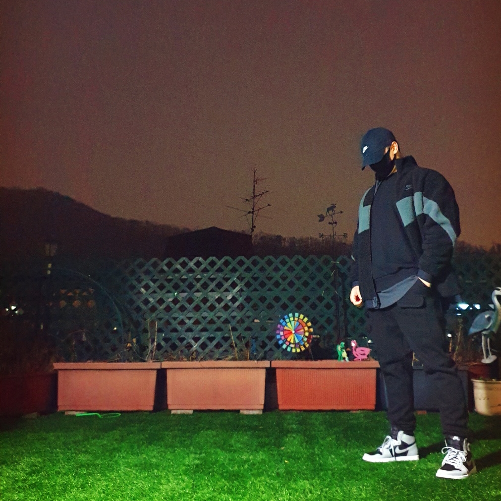 Jordan 1 Retro High OG Shadow 2.0, Nike Big Swoosh Full Zip Jacket Black Anthracite 착용 스타일 - 1