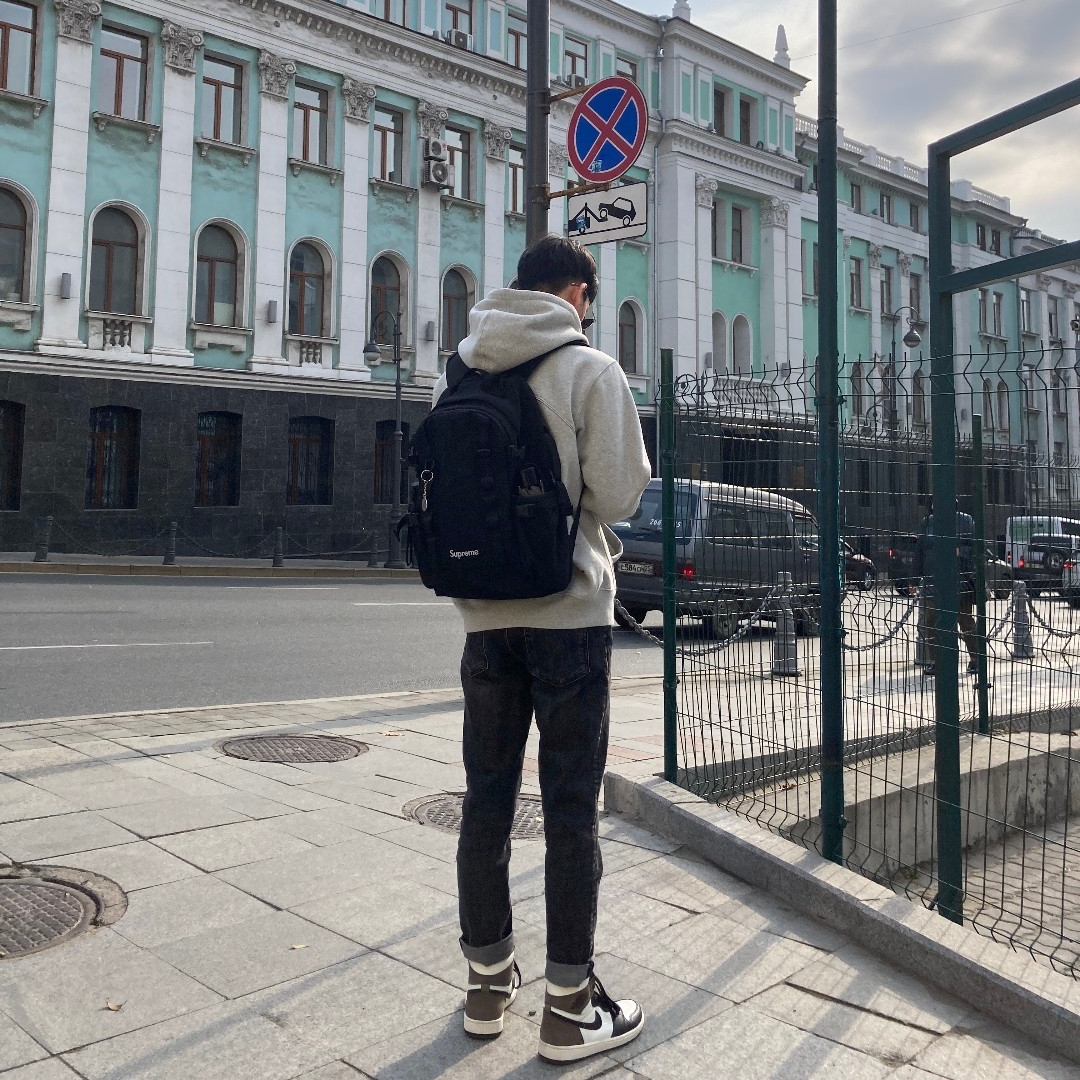 Supreme Backpack Black - 20FW, Jordan 1 Retro High OG Black Mocha 착용 스타일