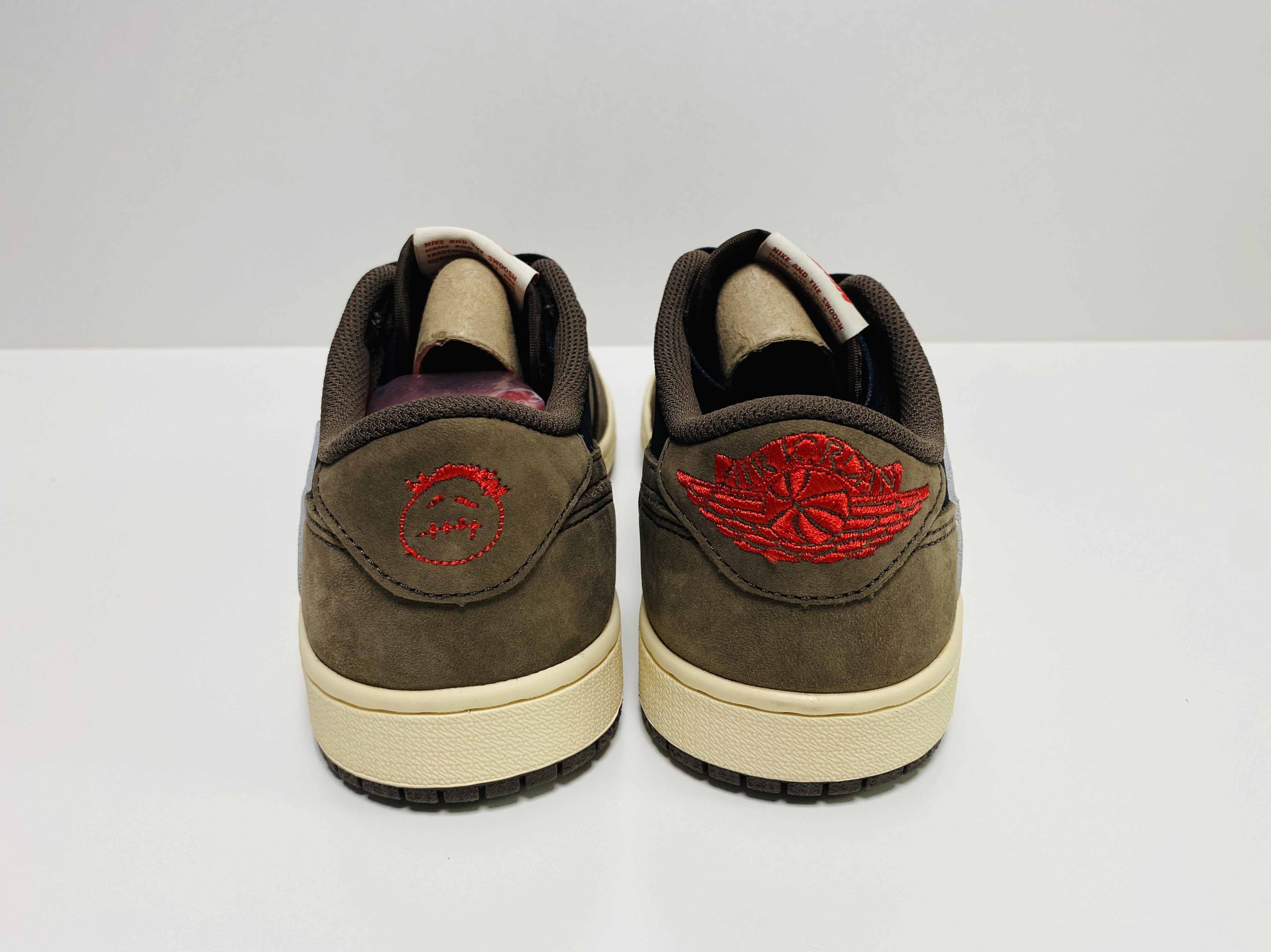 Jordan 1 x Travis Scott Retro Low OG SP Mocha 착용 스타일 - 4
