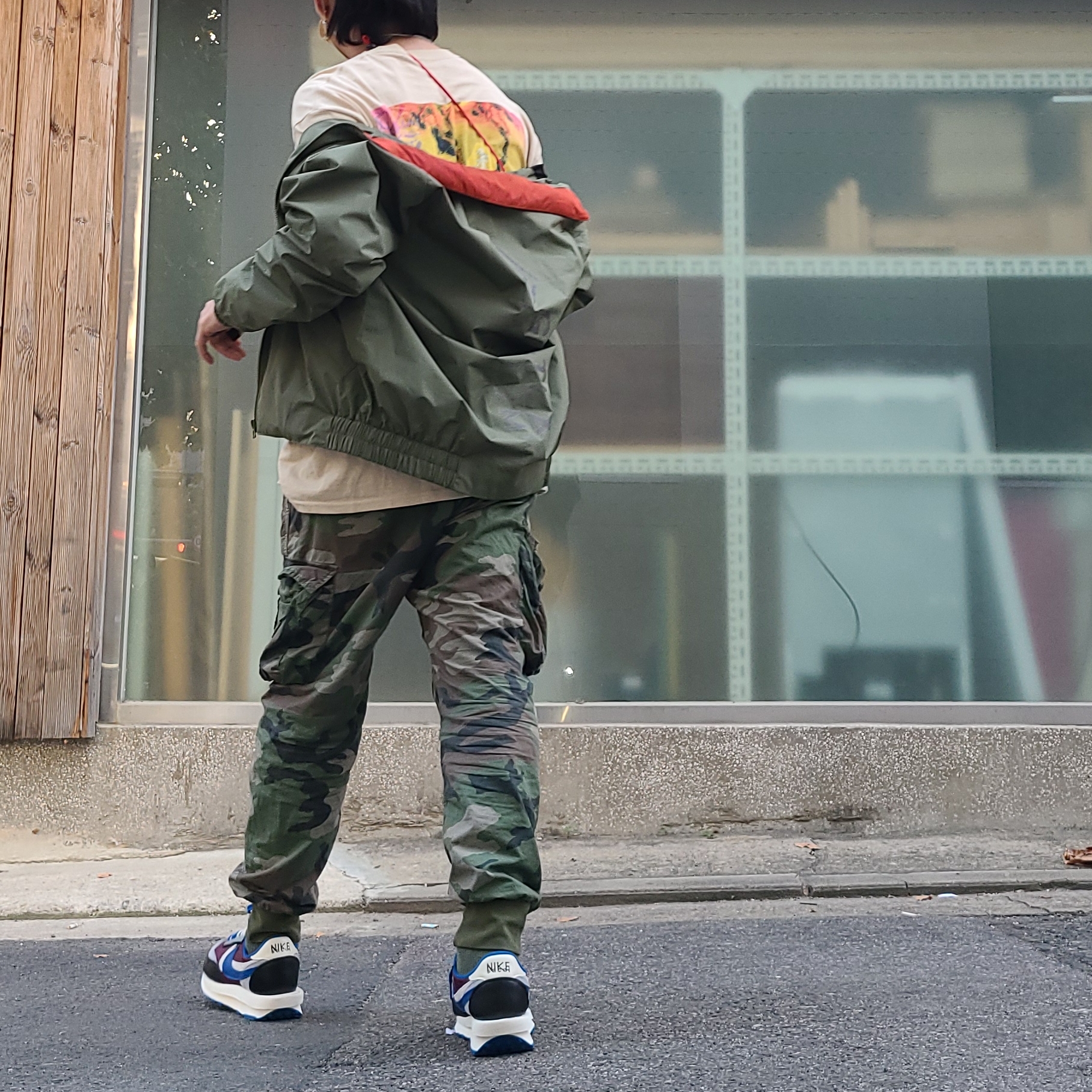 Nike x Sacai x Undercover LDWaffle Night Maroon Team Royal 착용 스타일