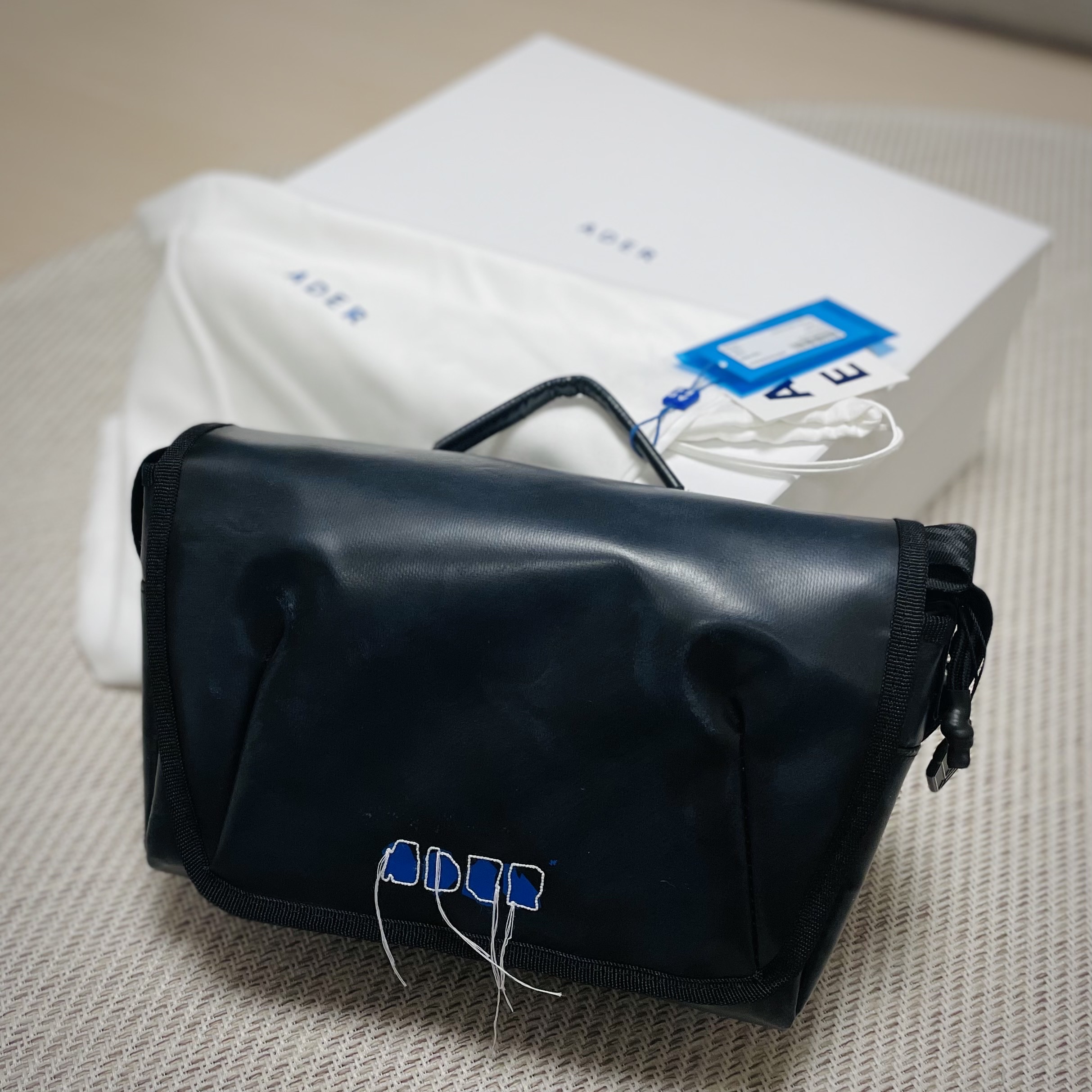Ader Error Trace Admore Crossbody Bag Black 착용 스타일 - 1