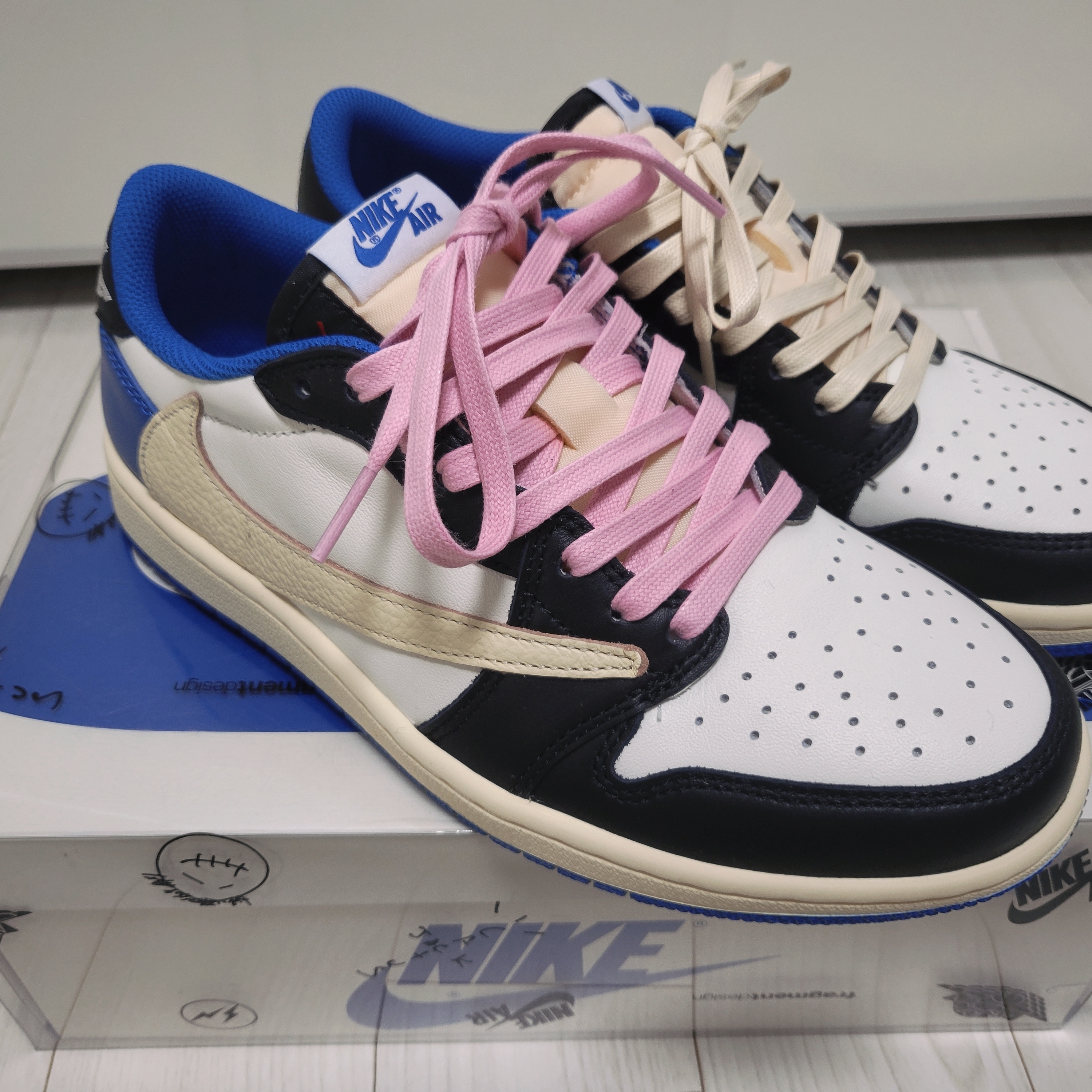 Jordan 1 x Travis Scott x Fragment Retro Low OG SP Military Blue, Jordan 1 x Travis Scott Retro Low OG SP Mocha 착용 스타일 - 2