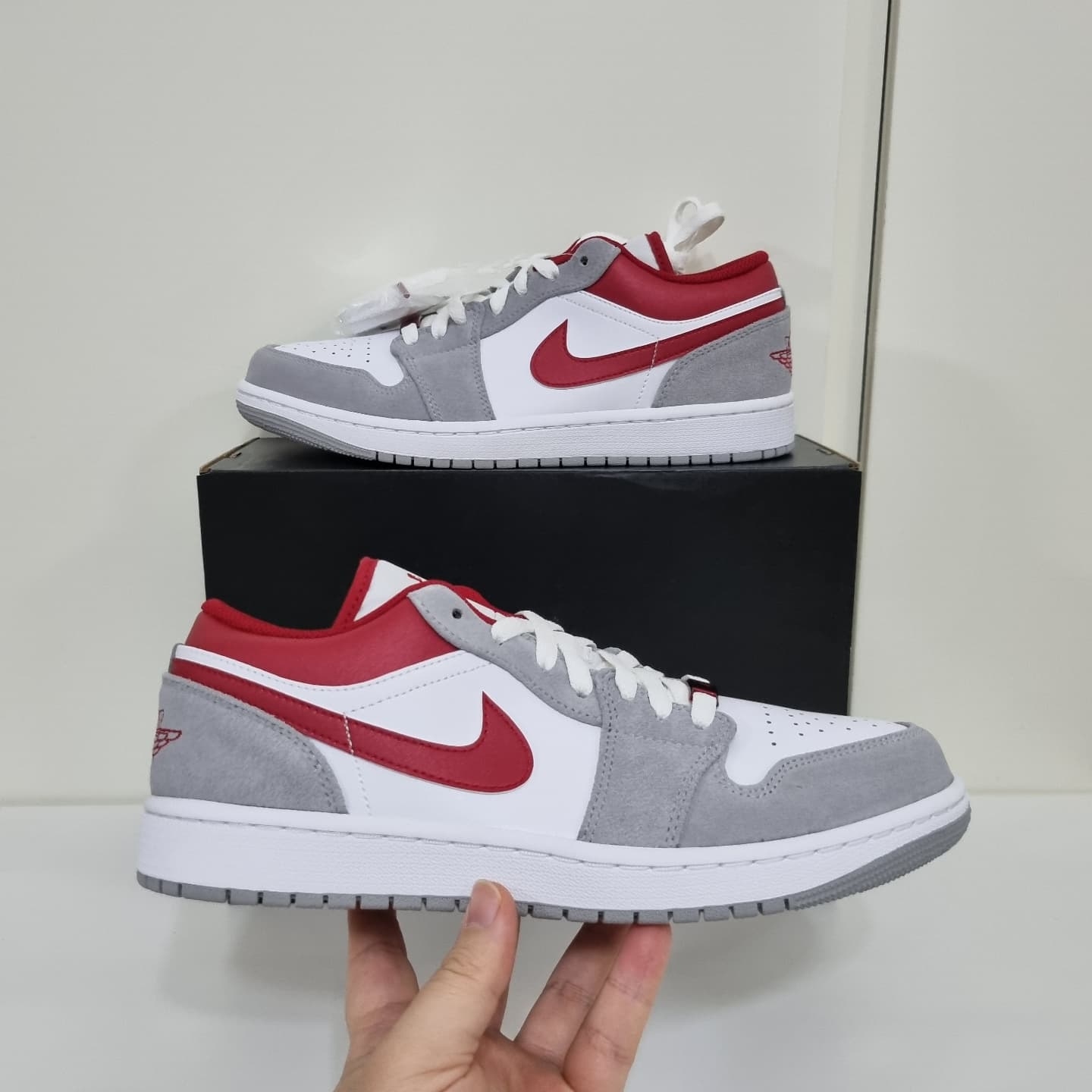 Jordan 1 Low SE Light Smoke Grey Gym Red 착용 스타일 - 3