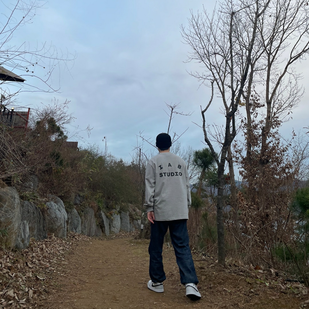 IAB Studio Long Sleeve Gray, (W) Jordan 1 Mid Grey Fog 착용 스타일