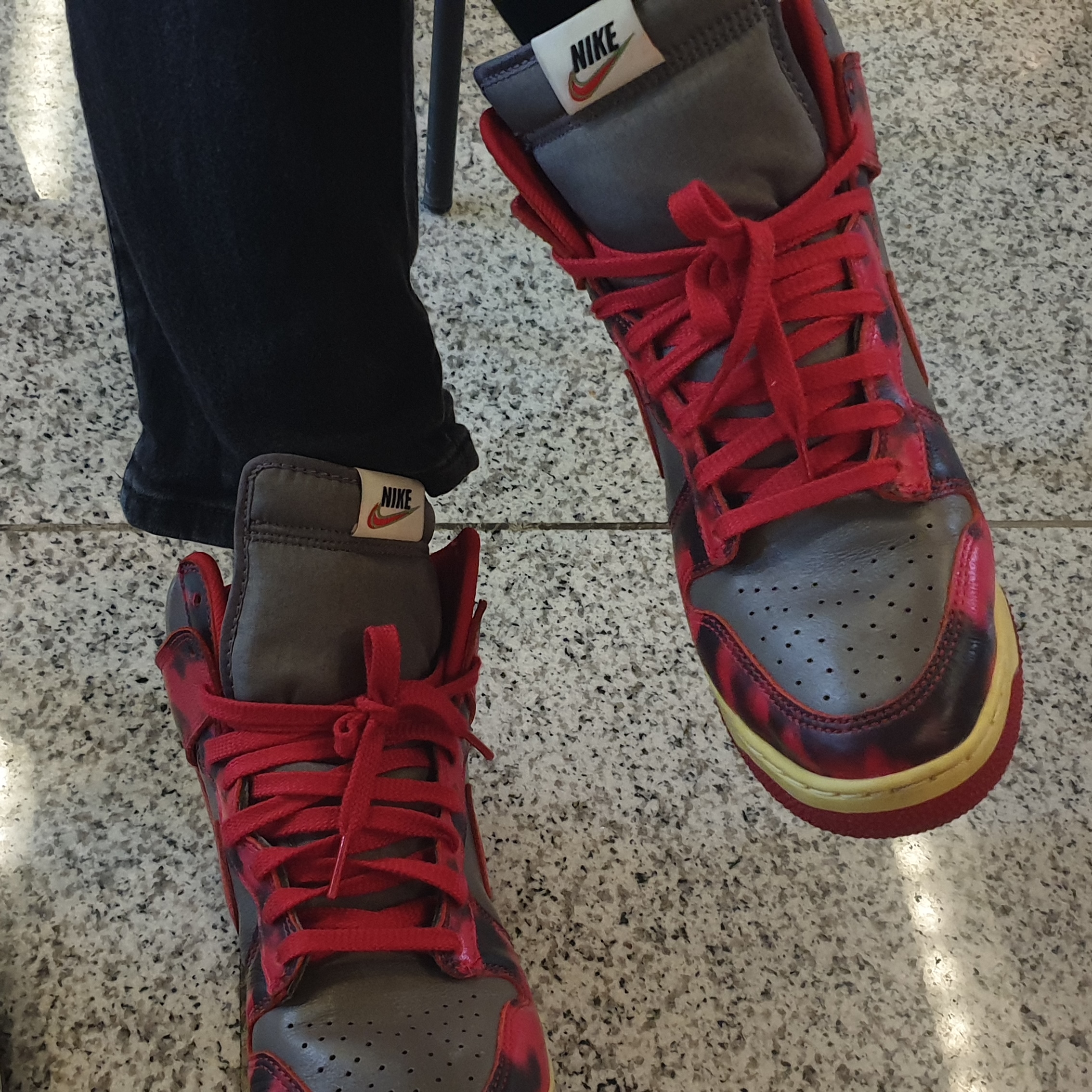 Nike Dunk High 1985 SP Red Acid Wash 착용 스타일
