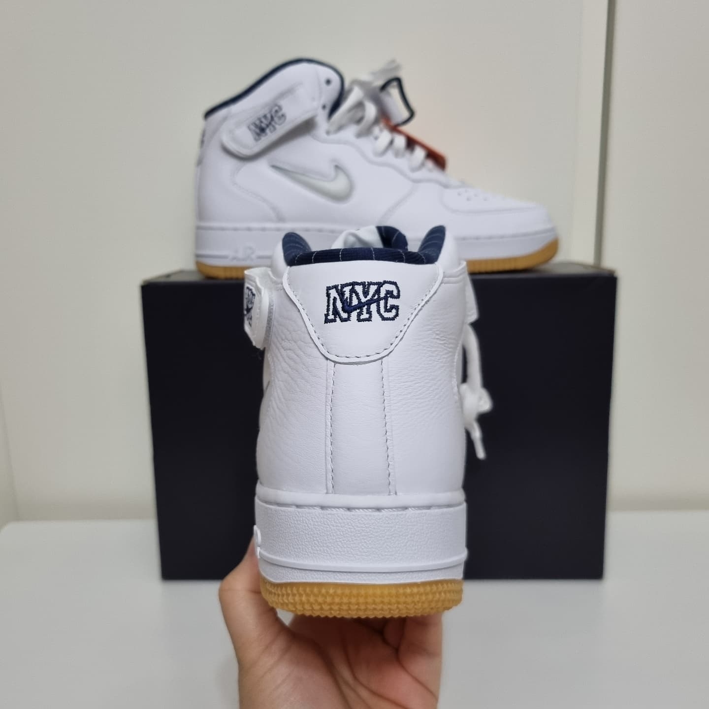 Nike Air Force 1 Mid QS NYC White Midnight Navy 착용 스타일 - 3