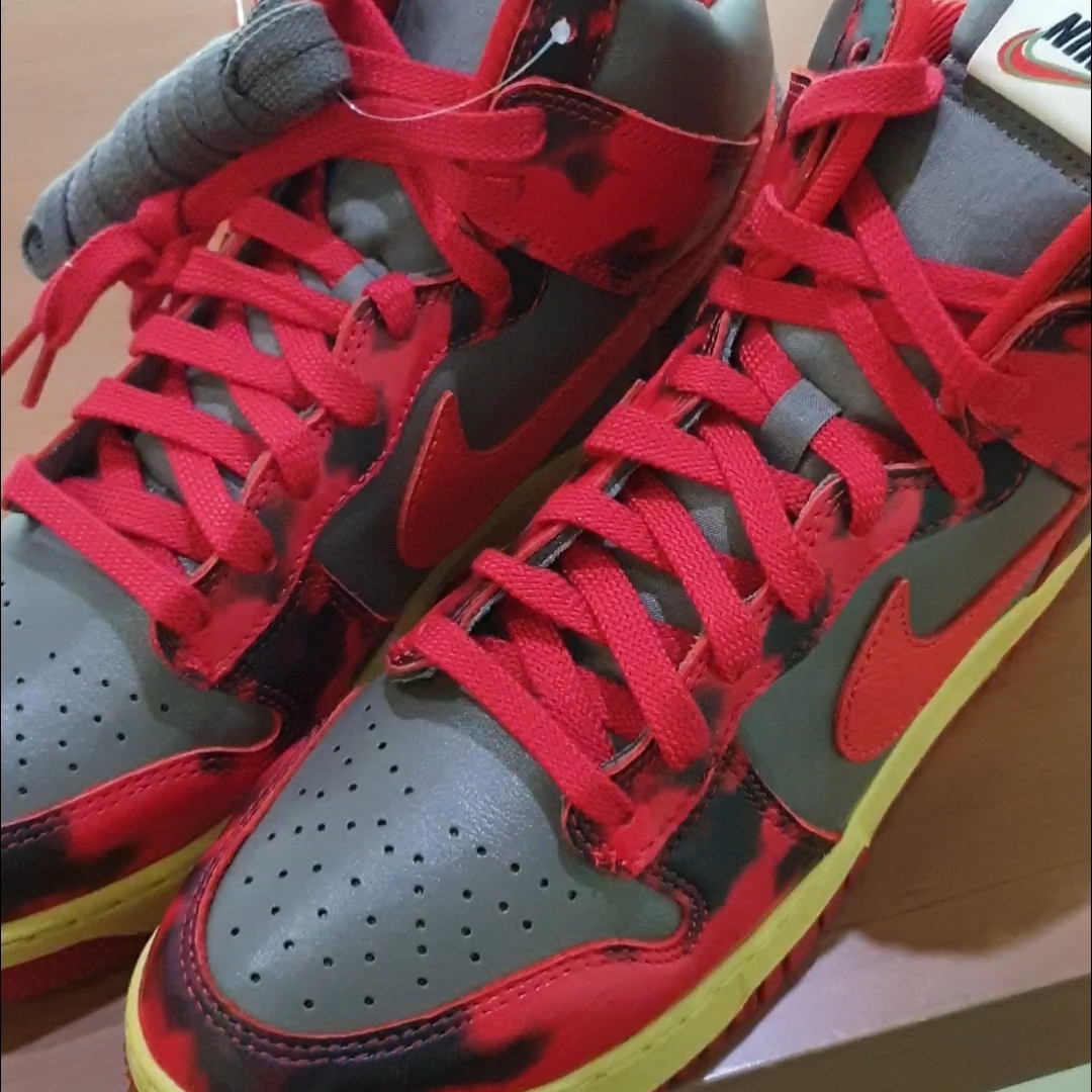Nike Dunk High 1985 SP Red Acid Wash 착용 스타일 - 2