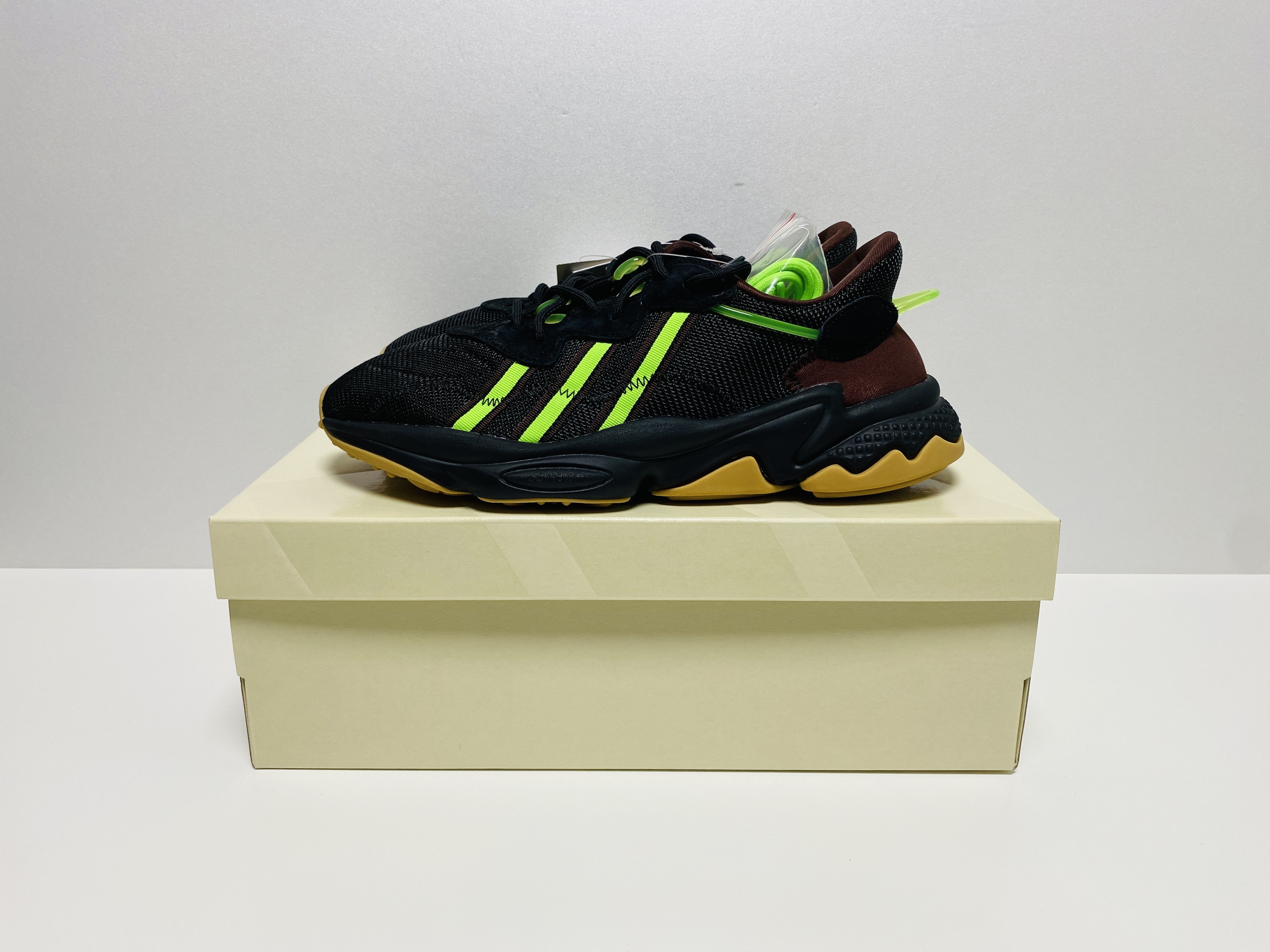 Adidas x Pusha T Ozweego Mystery Brown 착용 스타일 - 1