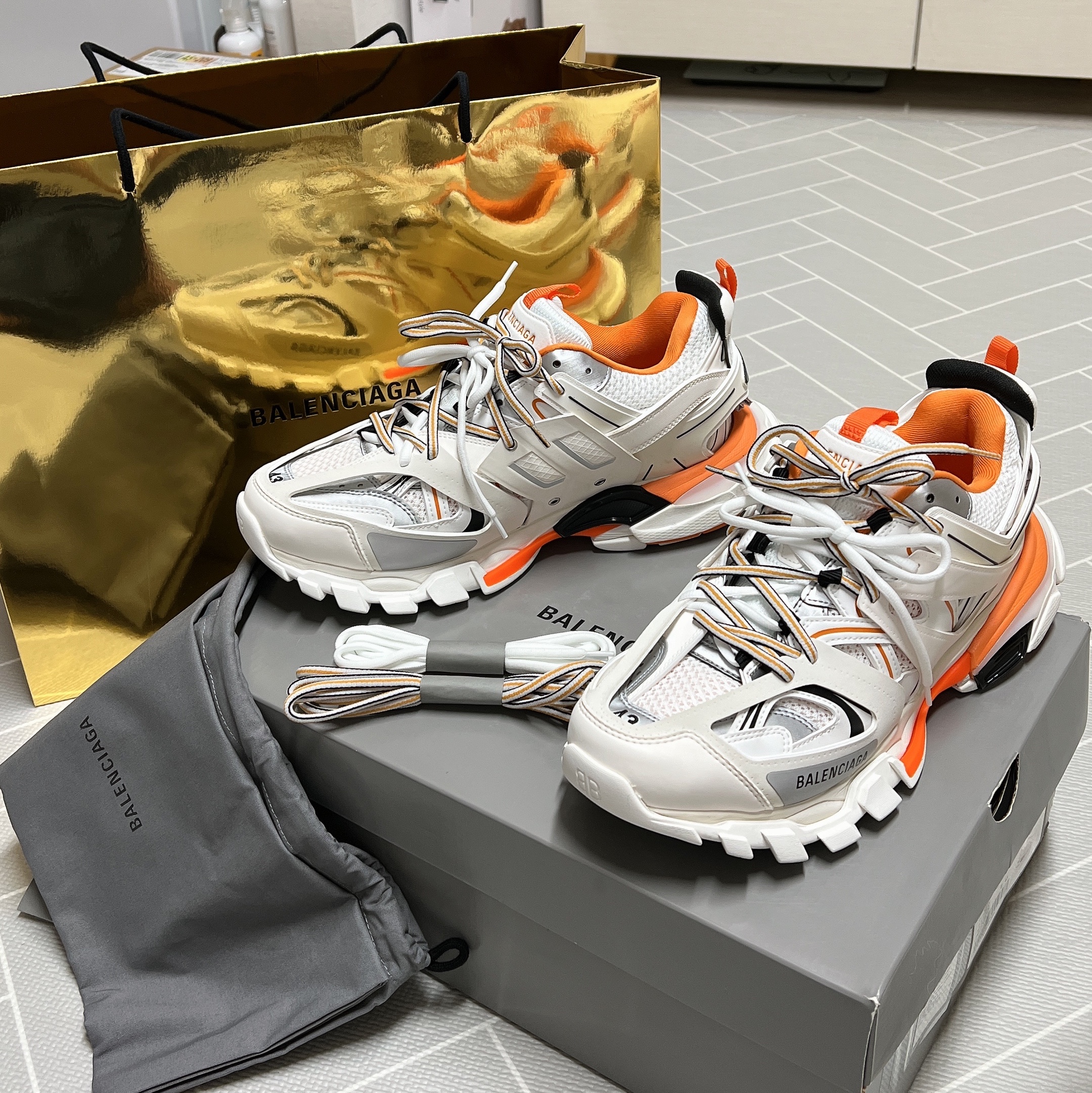 Balenciaga Track Sneakers White Orange 2019 착용 스타일 - 1
