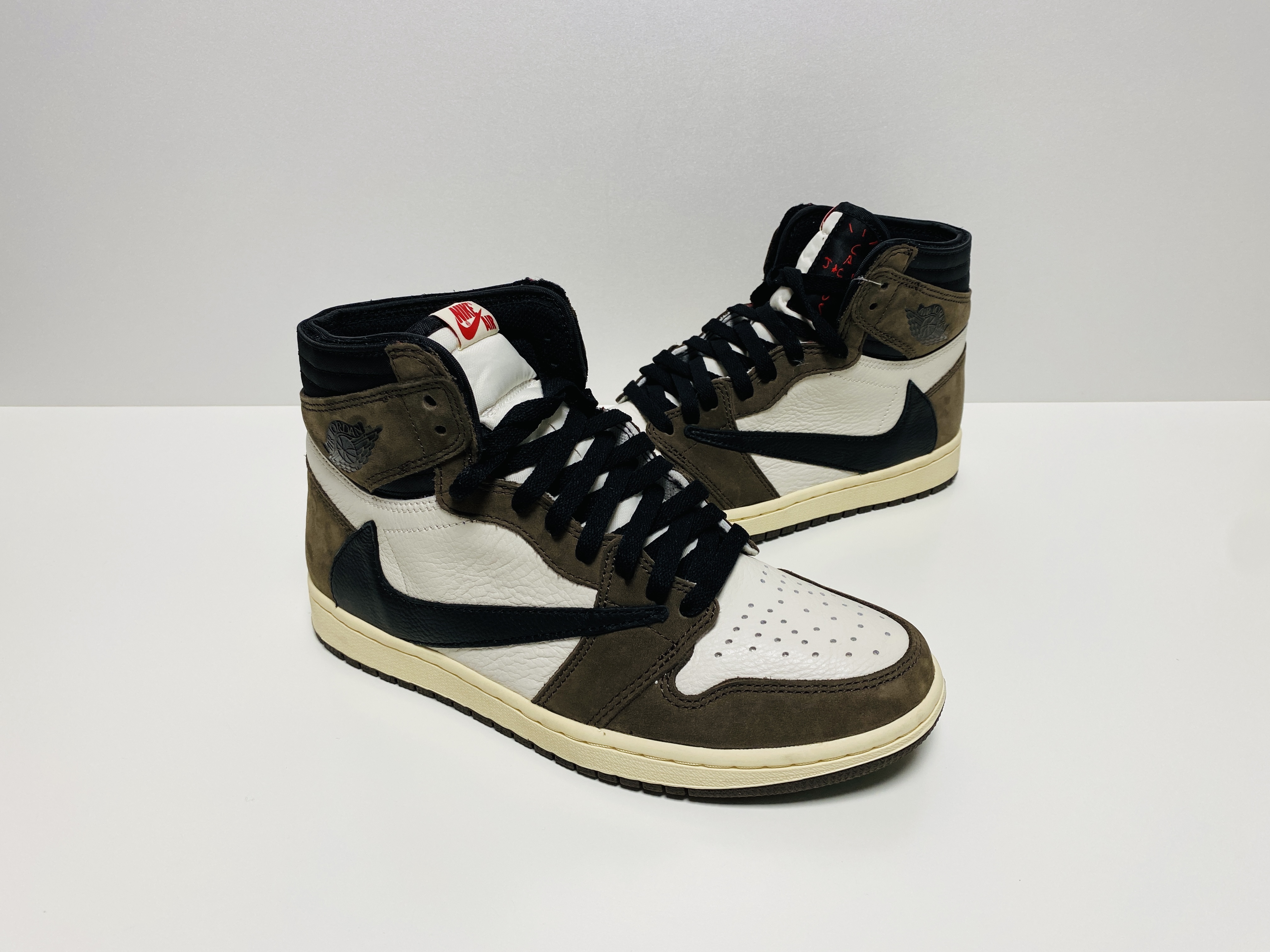 Jordan 1 x Travis Scott Retro High OG SP Mocha 착용 스타일 - 3
