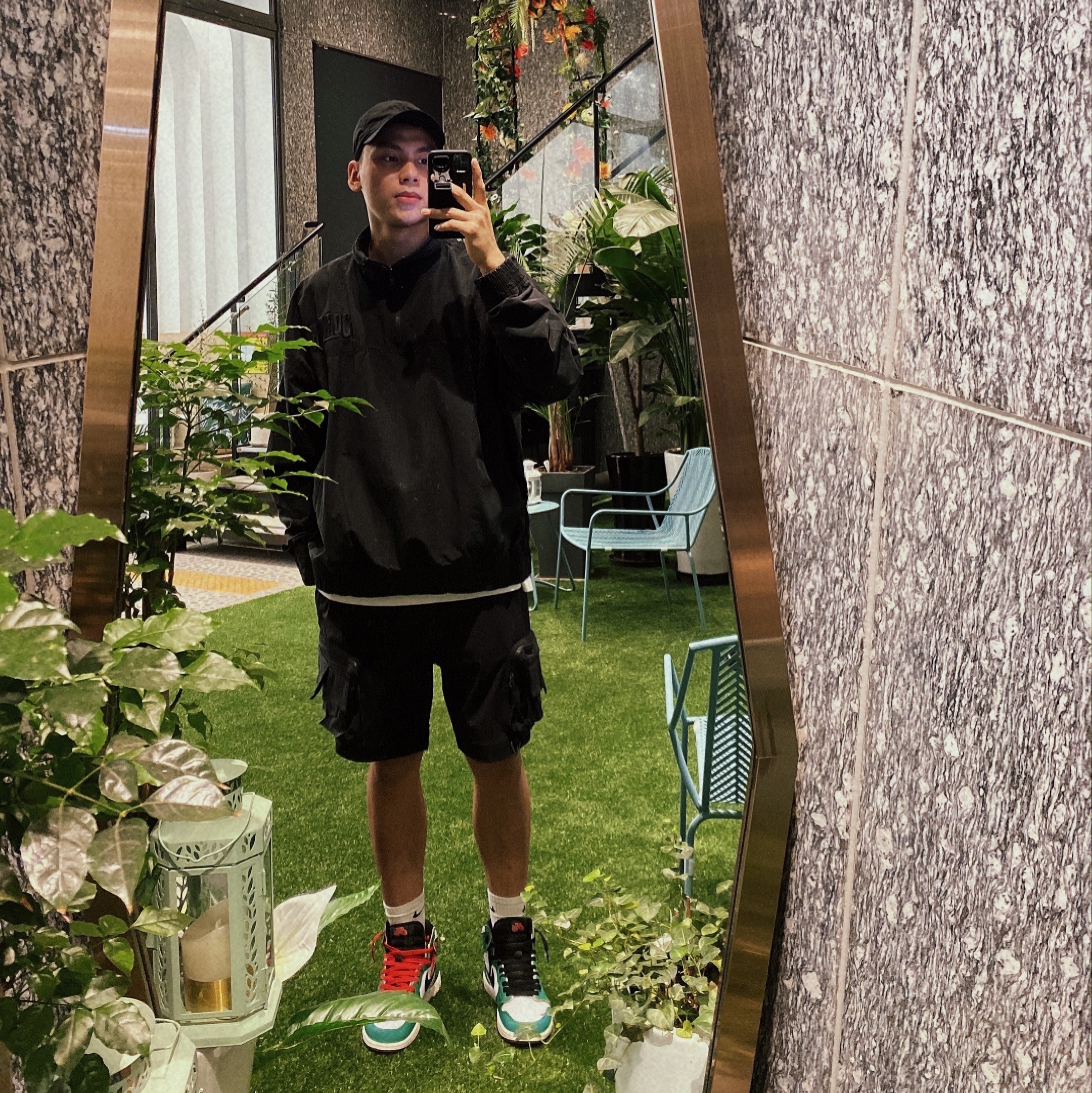 (W) Jordan 1 Retro High OG Lucky Green, Nike ACG Cargo Shorts Black - Asia 착용 스타일
