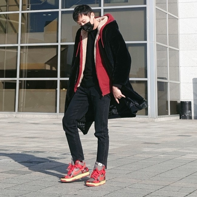 Nike Dunk High 1985 SP Red Acid Wash 착용 스타일 - 1