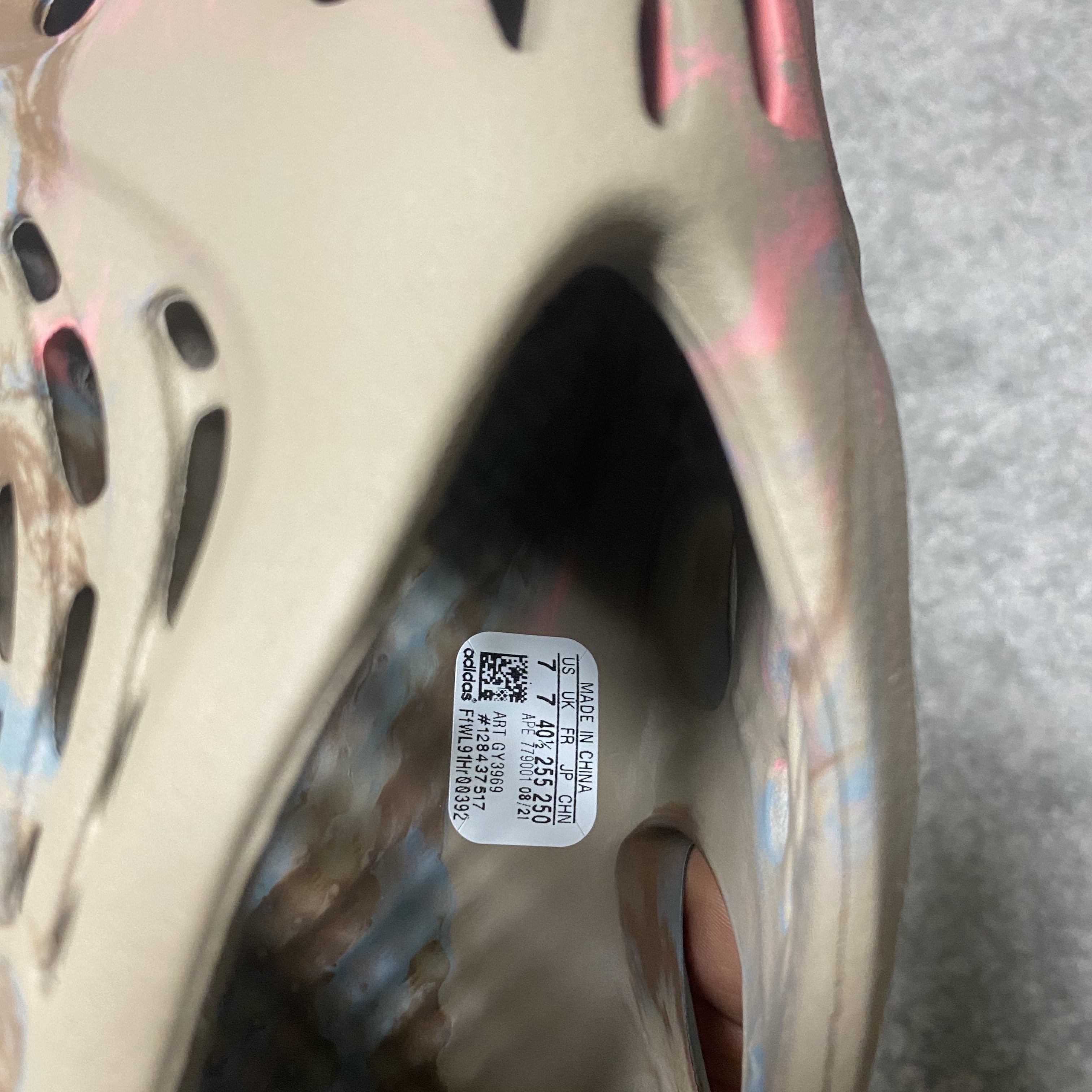 Adidas Yeezy Foam RNNR MX Sand Grey 착용 스타일 - 3