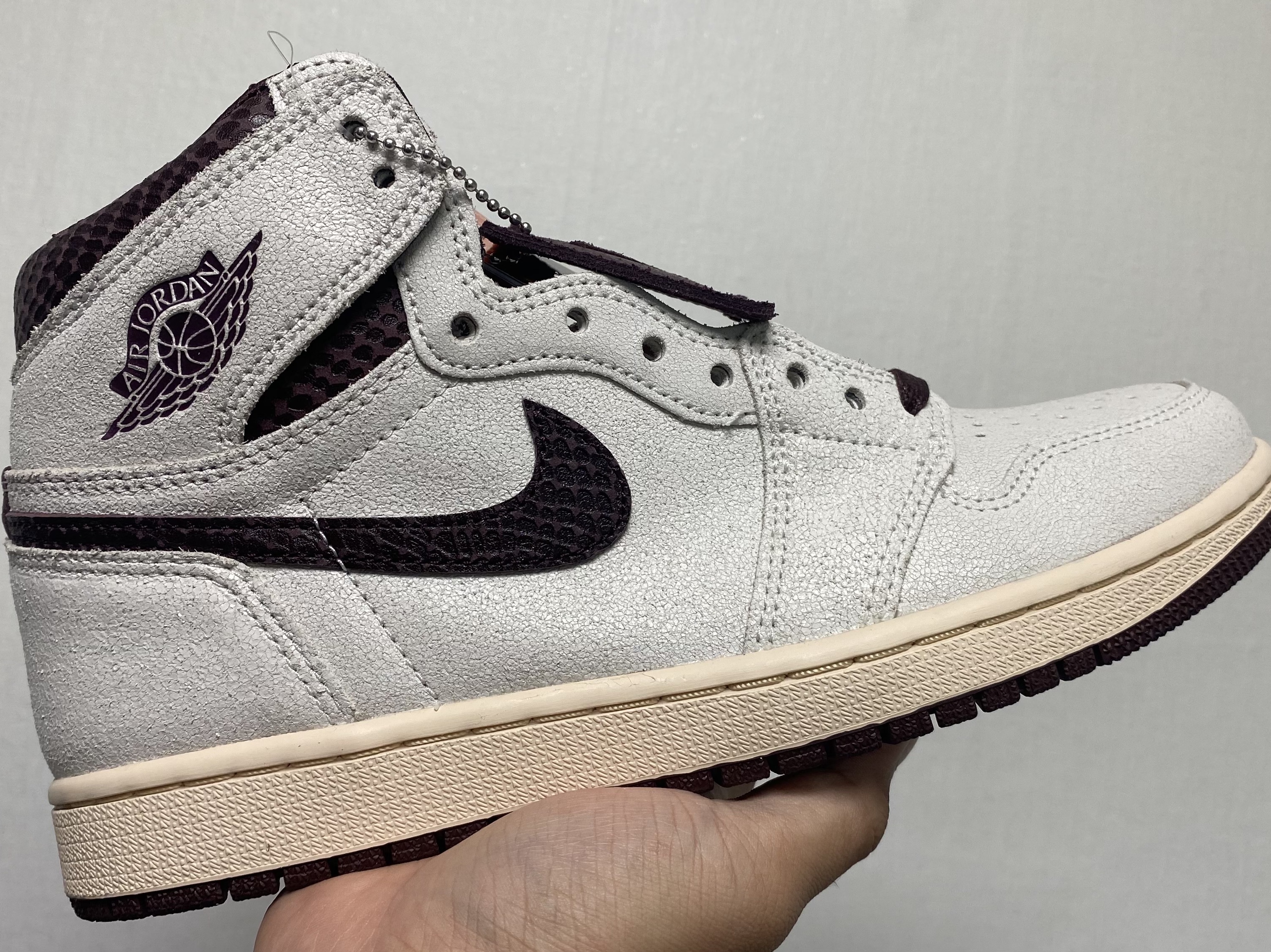Jordan 1 x A Ma Maniere Retro High OG SP Sail and Burgundy 착용 스타일 - 1