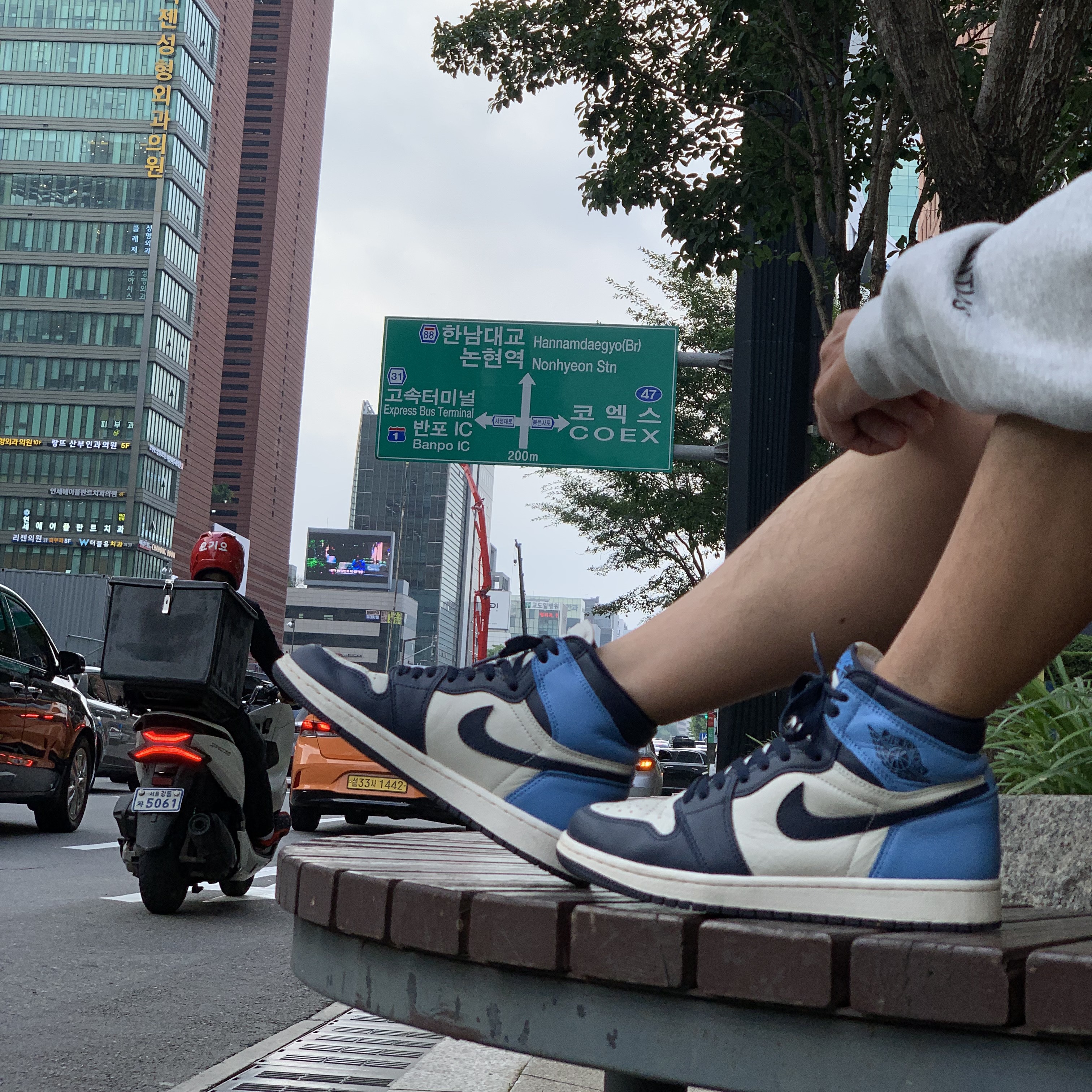 Jordan 1 Retro High Obsidian UNC 착용 스타일 - 1