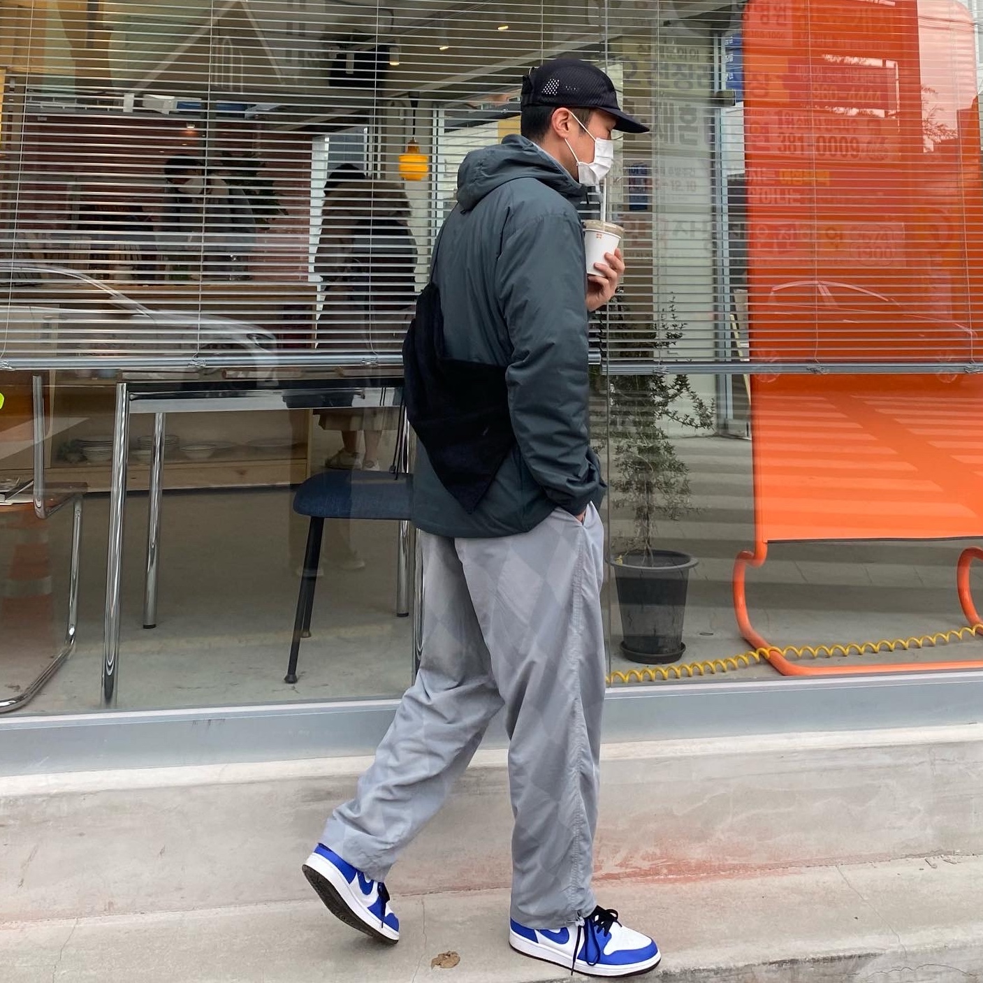 Jordan 1 Low Hyper Royal, Arc'teryx Atom LT Hoody Glitch 착용 스타일 - 1