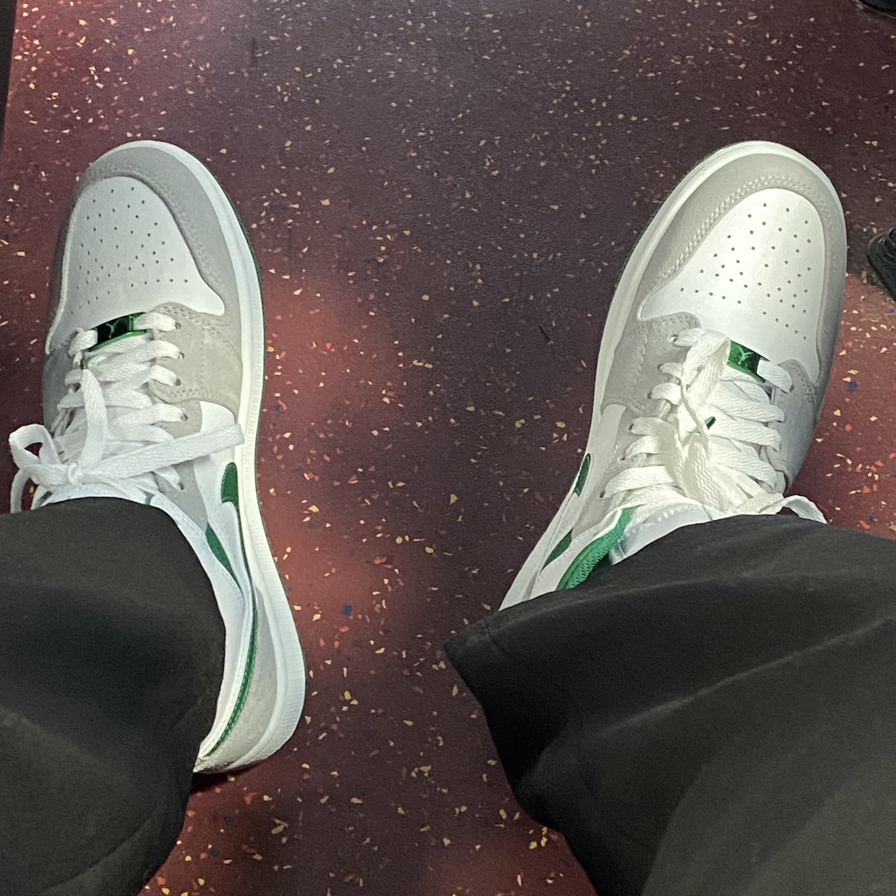 Jordan 1 Mid SE Pine Green Light Smoke Grey 착용 스타일 - 2