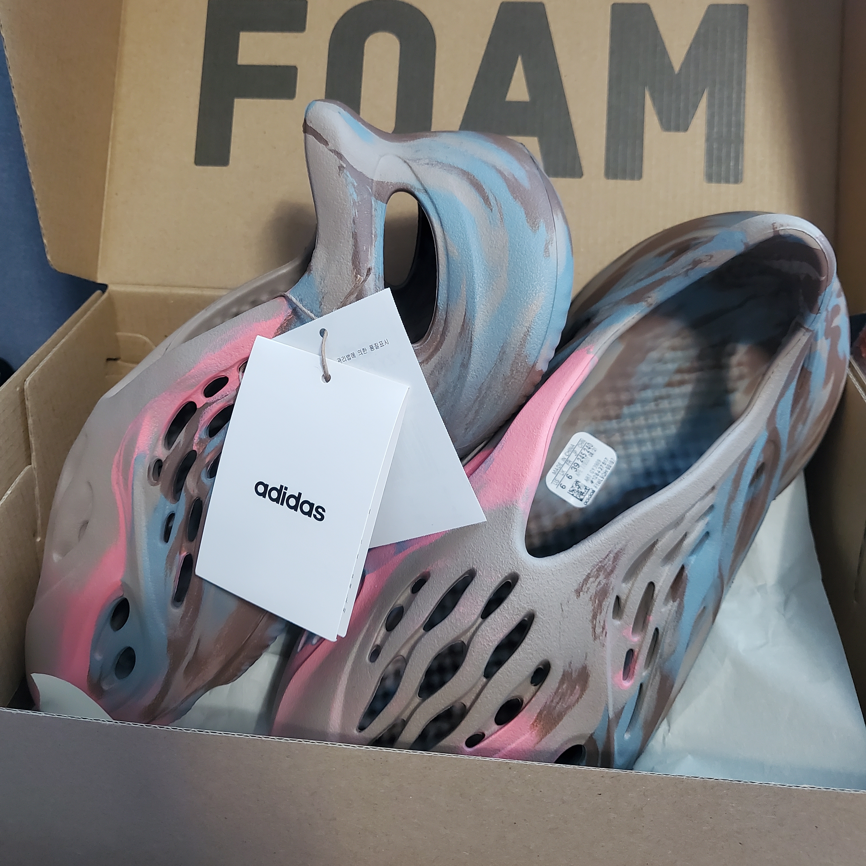 Adidas Yeezy Foam RNNR MX Sand Grey 착용 스타일 - 1