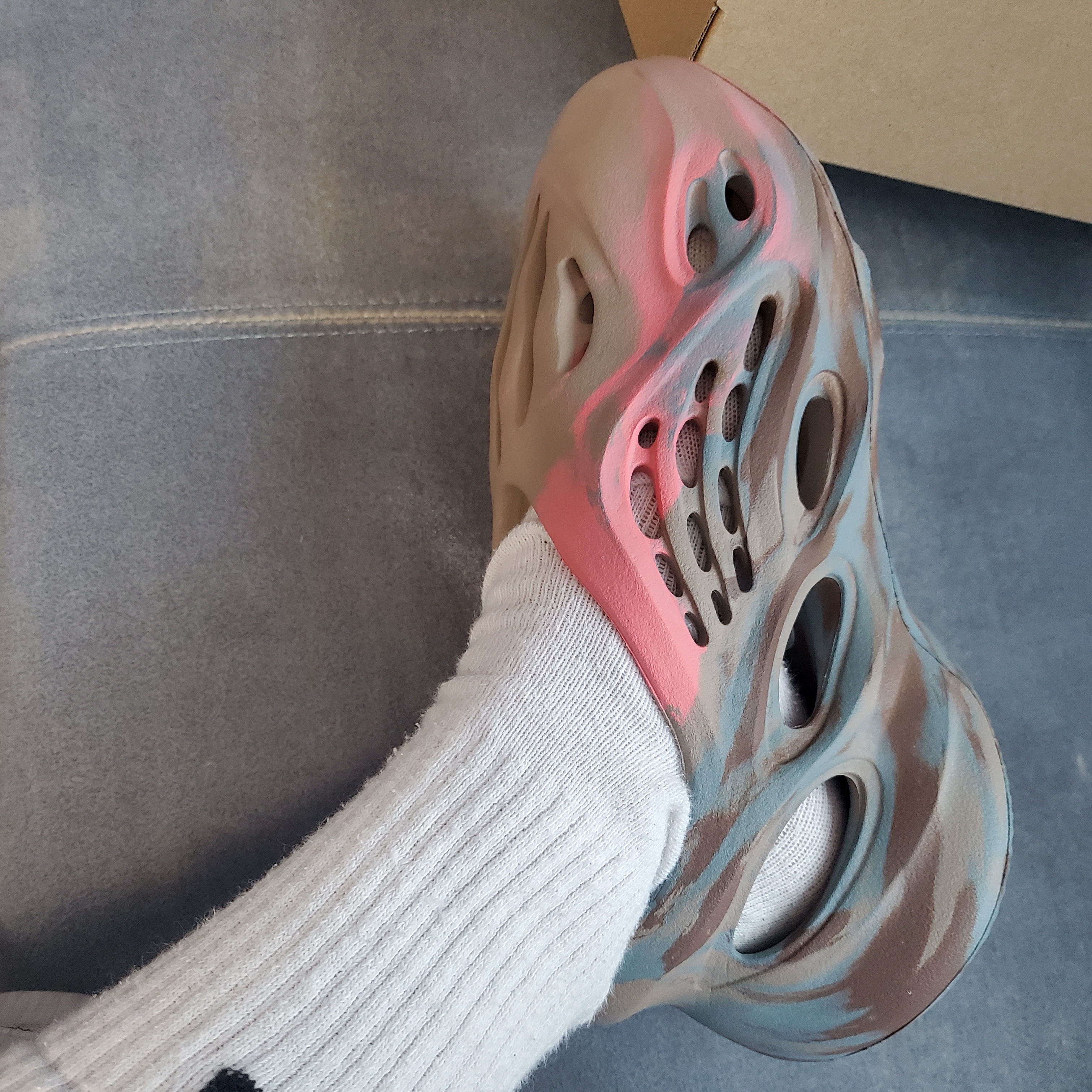Adidas Yeezy Foam RNNR MX Sand Grey 착용 스타일 - 2
