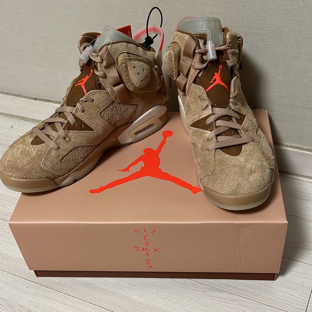 Jordan 6 x Travis Scott Retro SP British Khaki 착용 스타일