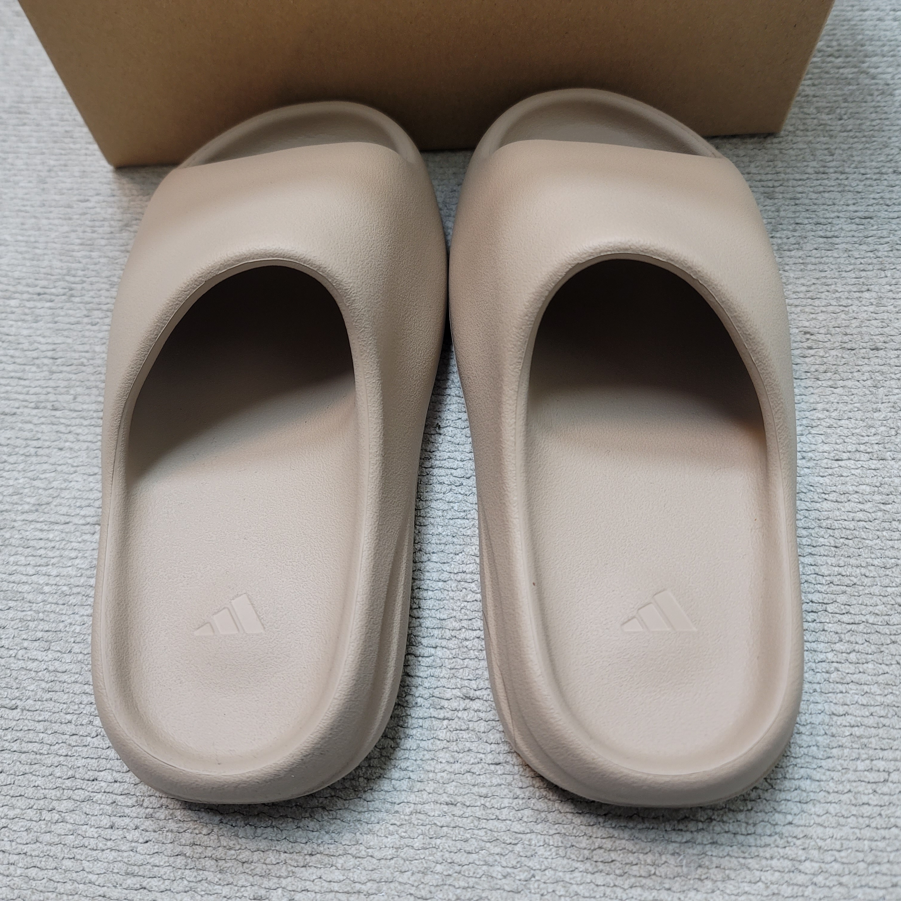 Adidas Yeezy Slide Pure 착용 스타일 - 2