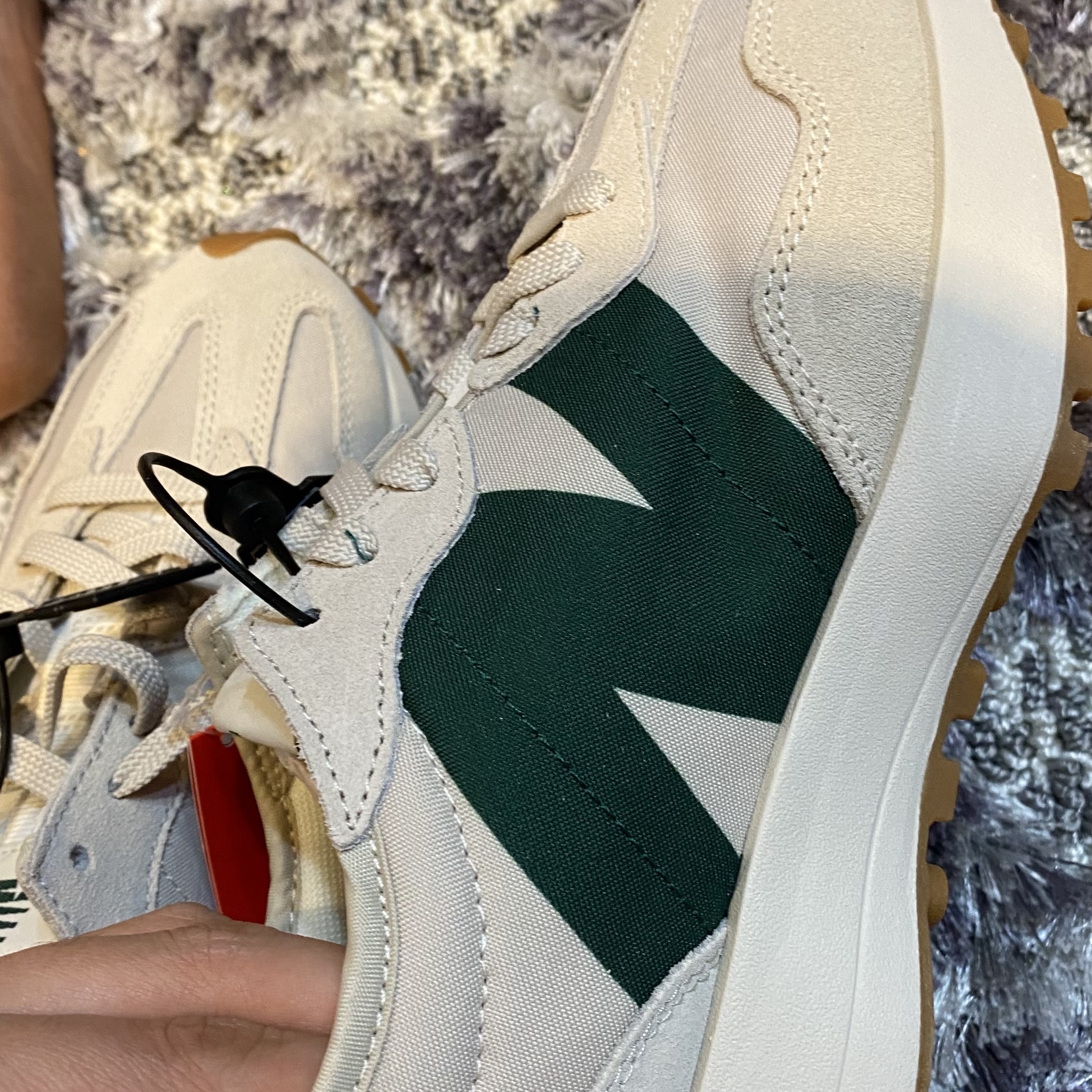 New Balance 327 Timberwolf 착용 스타일