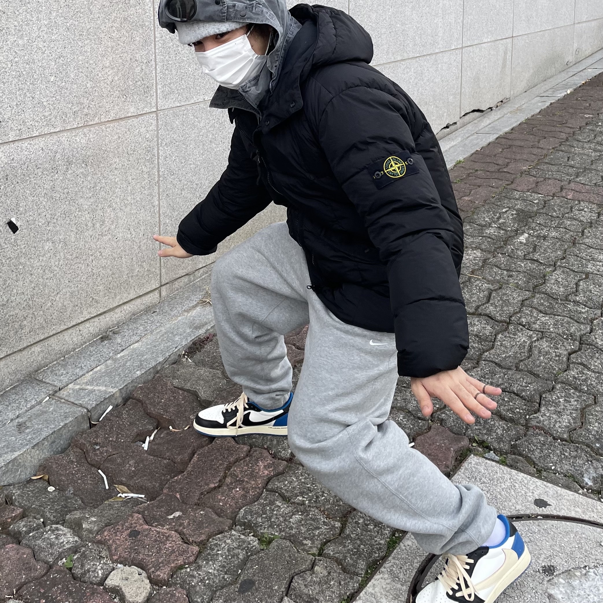 Stone Island 40223 Garment Dyed Crinkle Reps Down Jacket Black - 21FW, Nike NRG Solo Swoosh Fleece Pants Dark Grey Heather - US/EU 착용 스타일