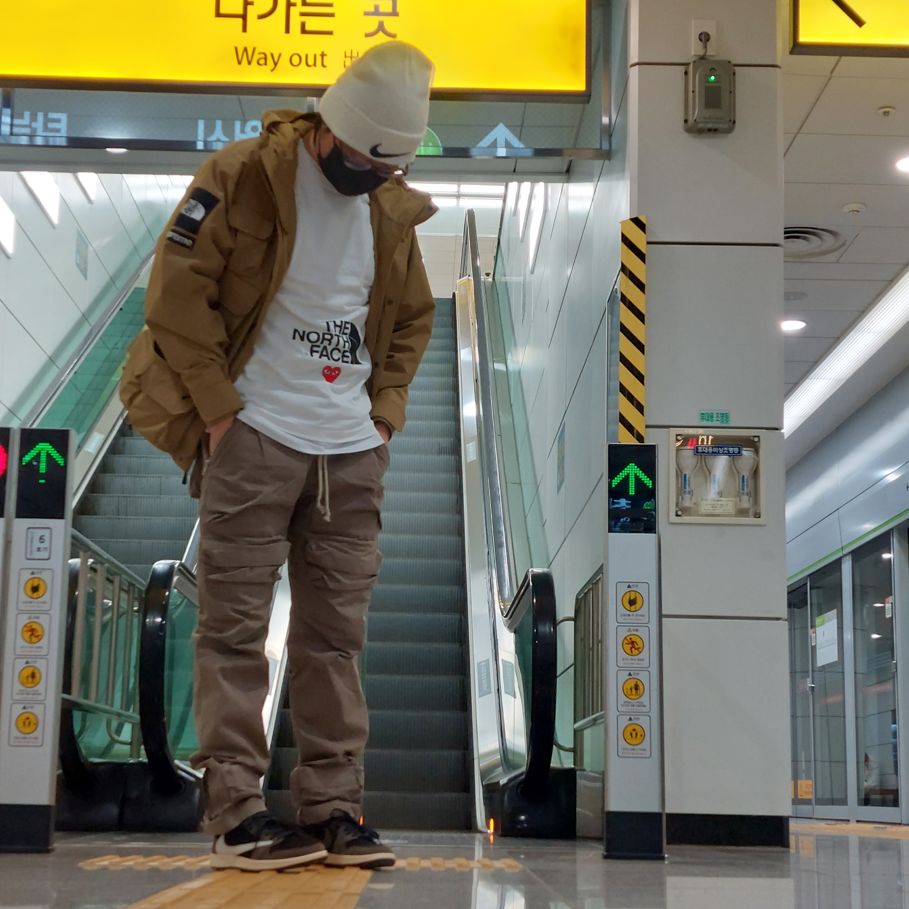 Nike x Stussy Cuff Beanie White, Supreme x The North Face Cargo Jacket Gold - 20SS 착용 스타일 - 1