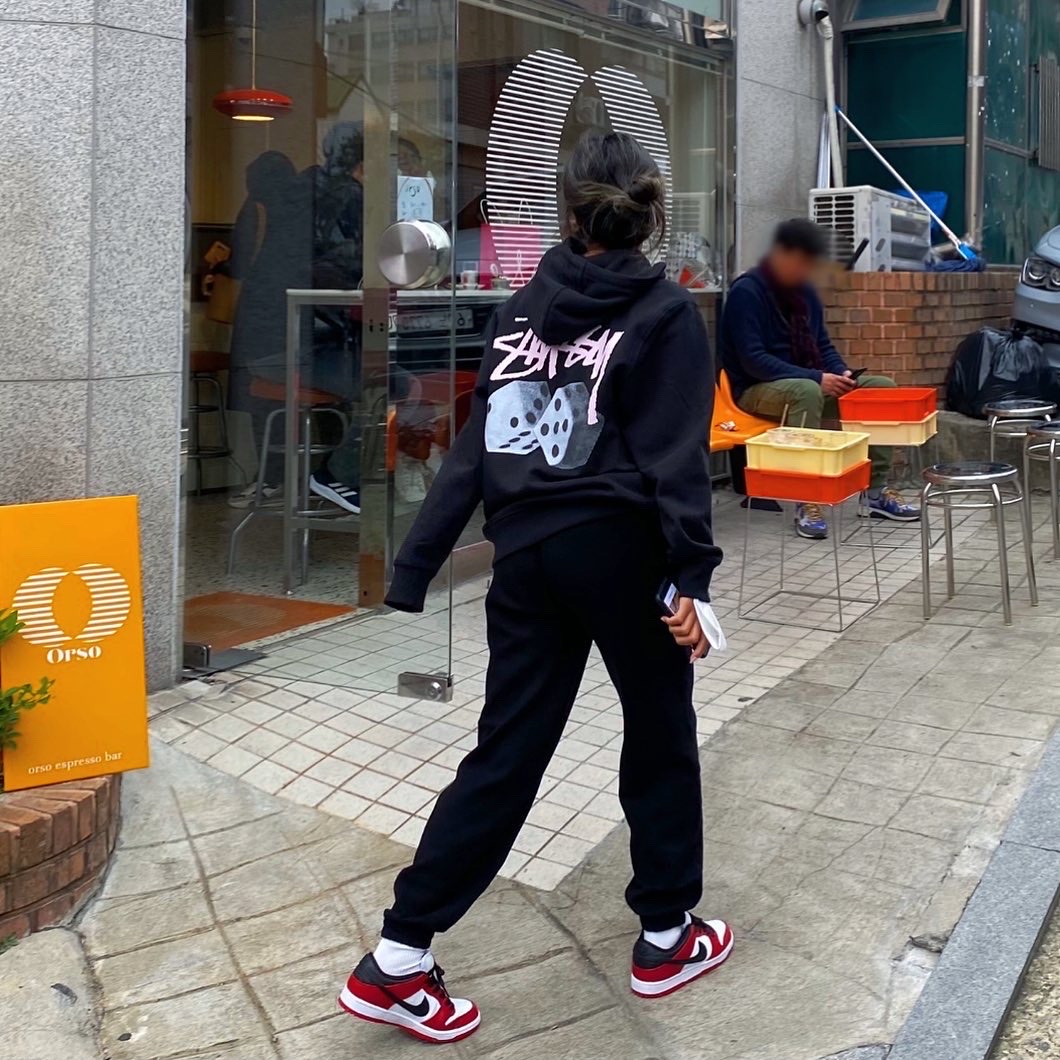 Nike SB Dunk Low Pro Chicago, Stussy Roll The Dice Hoodie Black 착용 스타일 - 1