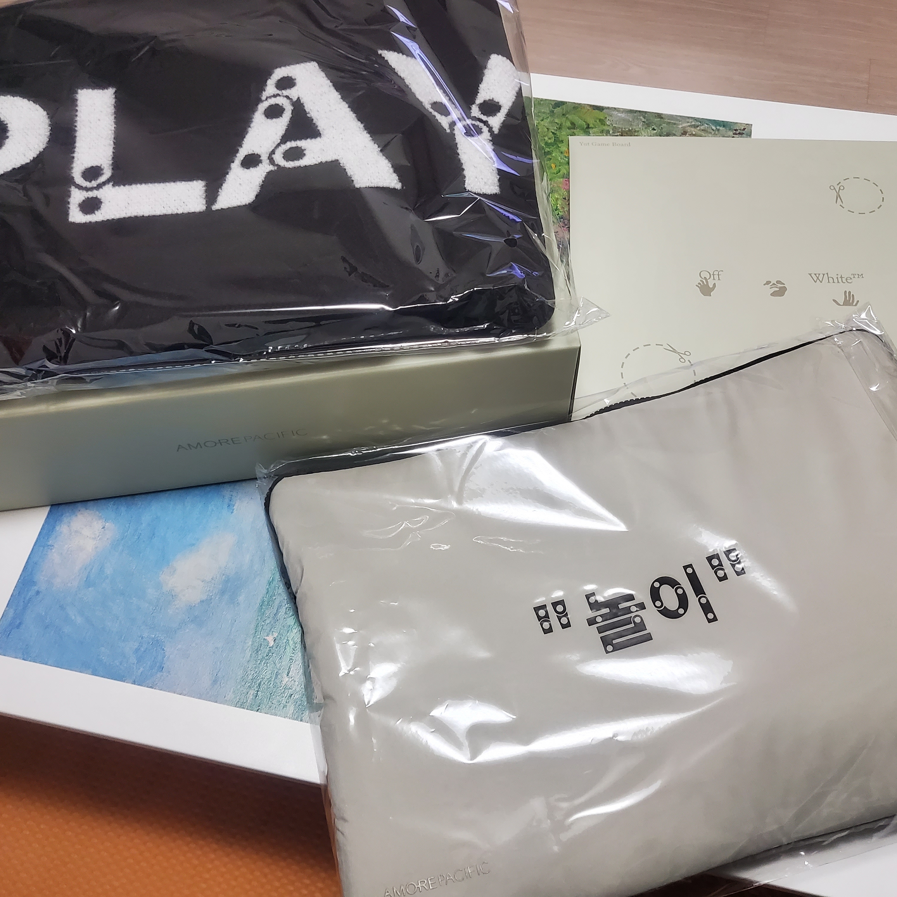 Off-White x Amore Pacific Play Kit 착용 스타일 - 1
