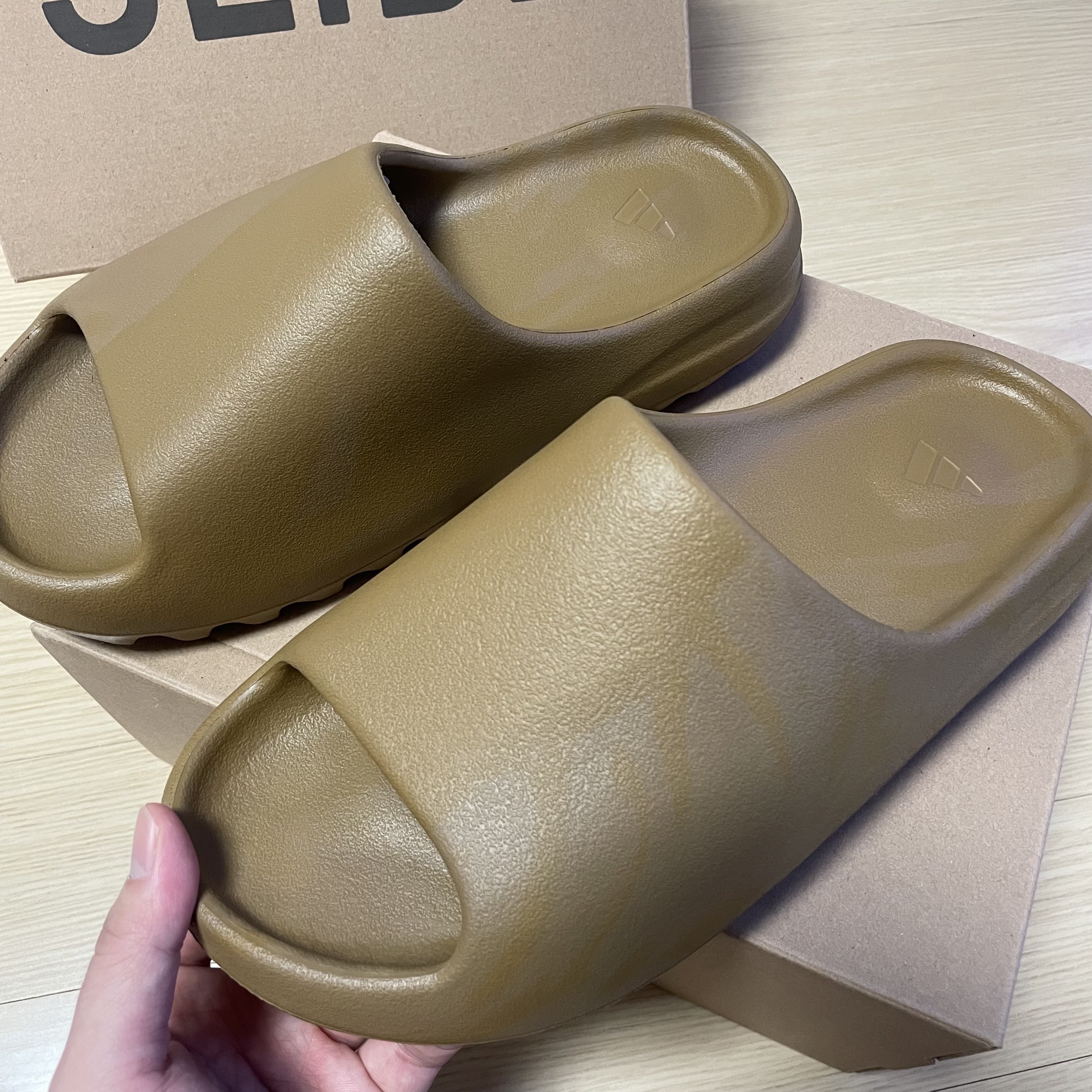 Adidas Yeezy Slide Ochre 착용 스타일